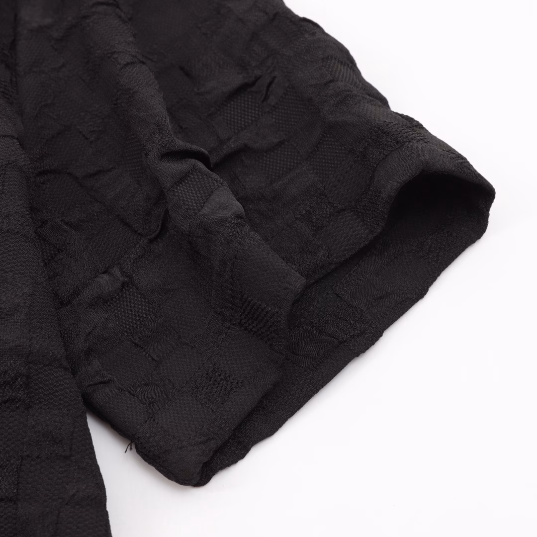 LOUIS VUITTON LV checkered jacquard suit short-sleeved shirtGenuine purchase, custom-made LV checkered bubble texture fabric, 75D interlining, custom-made fabric, positioning cutting bed, custom-made accessories, fitted silhouette