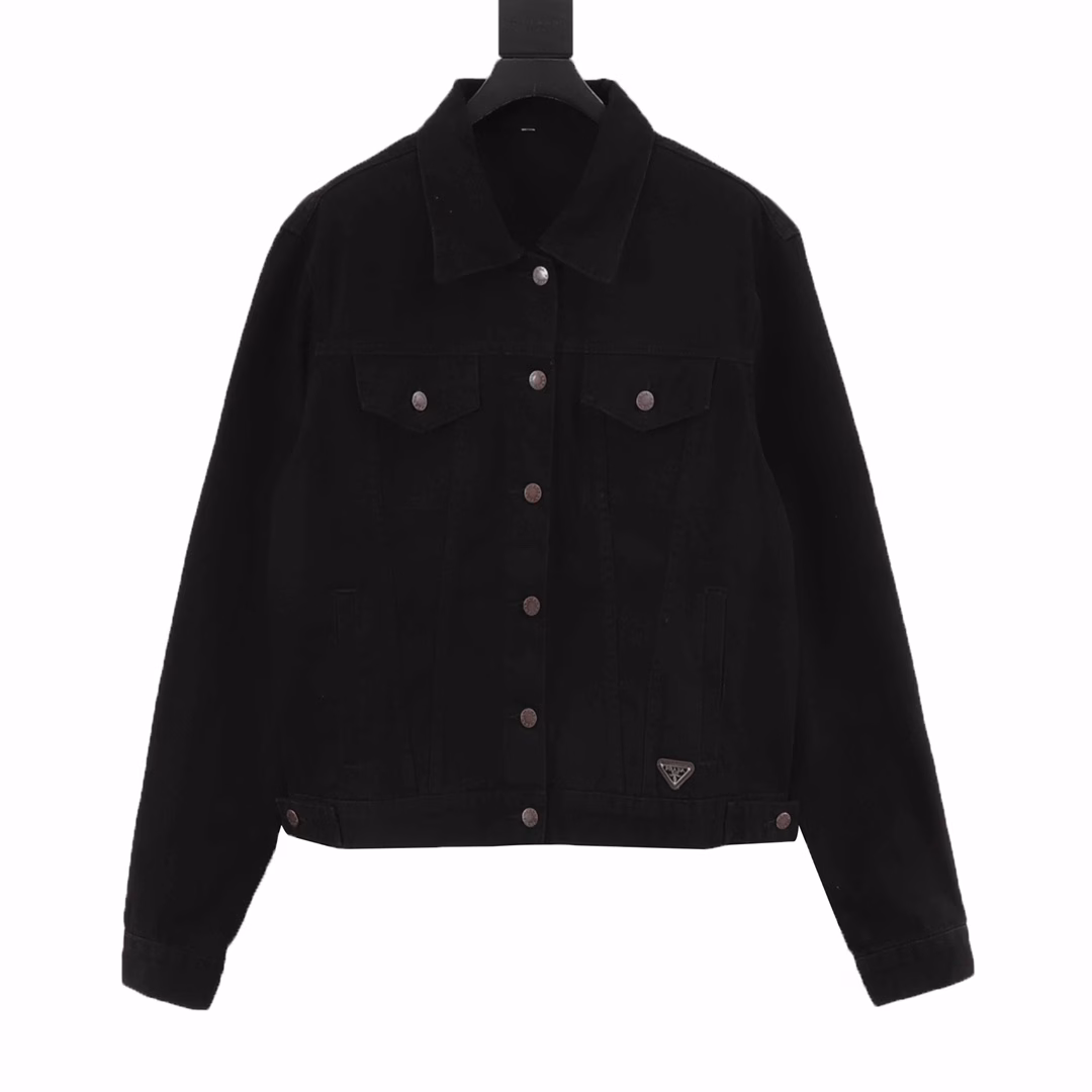 Prada PRD denim jacket with triangular logo on the hemCustom-made high-density Phantom twill satin with fine velvet, equipped with an imported infrared positioning machine for more precise positioning, is firm and sturdy. The first step is to position the spray horse fastener and then create a gradient effect by hand rubbing. Use a spray gun to precisely spray the reagent solution onto the designated position on the shirt according to the design requirements, allowing the reagent to undergo a chemical reaction with the fabric to form a gradual gradient effect. Finally, water boiling is used to reinforce the color. Follow the original color series to do the Biwen dyeing color matching. First, based on the original color and fabric material, select the specially made Biwen dyeing dye, then heat it to the appropriate temperature for immersion dyeing treatment. Finally, carry out the color matching implementation, customize the auxiliary materials, and create a fitted pattern