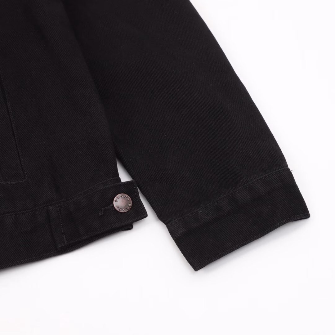 Prada PRD denim jacket with triangular logo on the hemCustom-made high-density Phantom twill satin with fine velvet, equipped with an imported infrared positioning machine for more precise positioning, is firm and sturdy. The first step is to position the spray horse fastener and then create a gradient effect by hand rubbing. Use a spray gun to precisely spray the reagent solution onto the designated position on the shirt according to the design requirements, allowing the reagent to undergo a chemical reaction with the fabric to form a gradual gradient effect. Finally, water boiling is used to reinforce the color. Follow the original color series to do the Biwen dyeing color matching. First, based on the original color and fabric material, select the specially made Biwen dyeing dye, then heat it to the appropriate temperature for immersion dyeing treatment. Finally, carry out the color matching implementation, customize the auxiliary materials, and create a fitted pattern