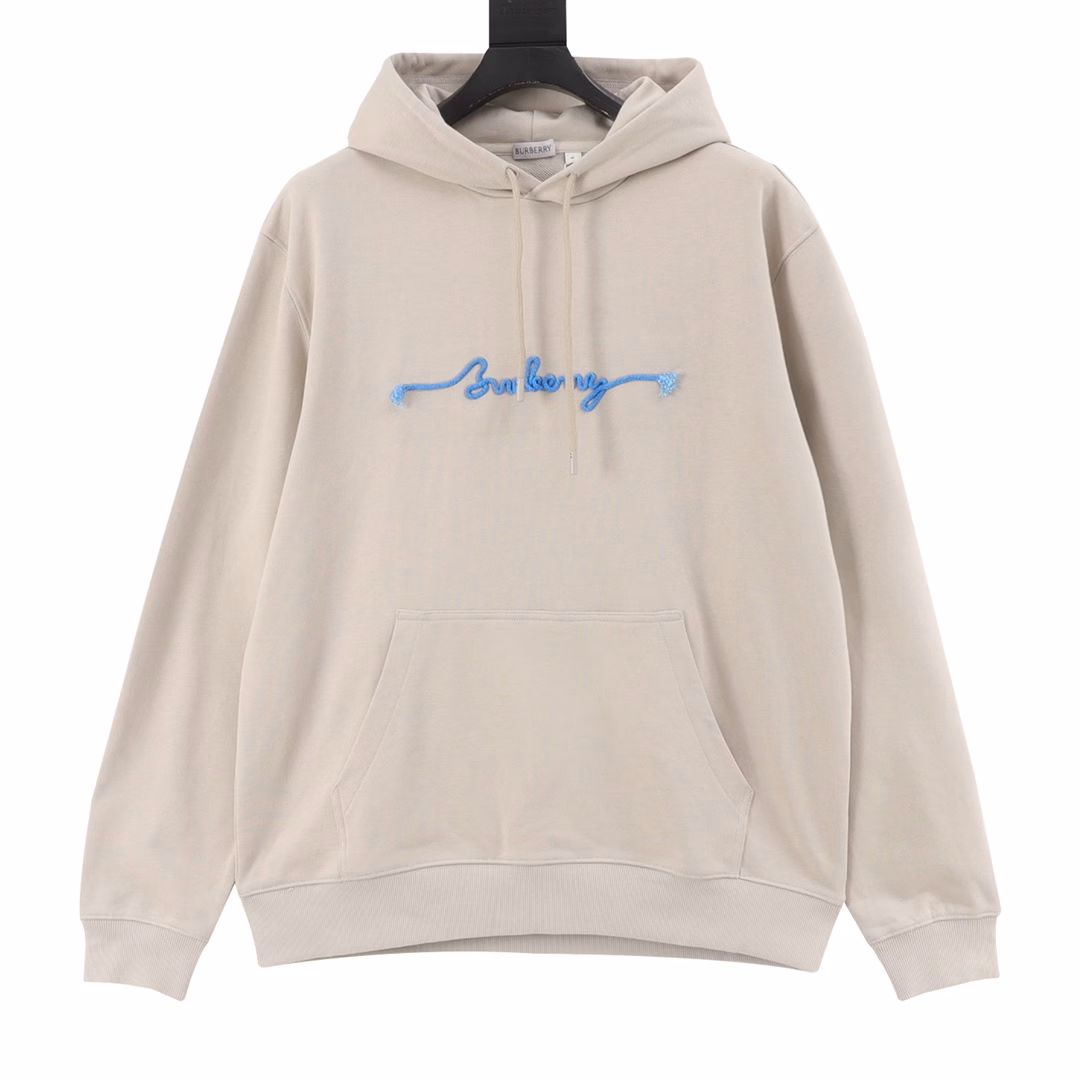 BURBERRY BBR drawstring embroidery signature hooded sweatshirtOriginal purchase. The fabric is made of 420g pure cotton fish-scale loop fabric, grayish-white fabric, custom-dyed, and custom-embroidered thick rope. The minimum order quantity for thick rope is 1500 yards. Dyed to restore the original. The colors are consistent without any color difference. Imported embroidery machine rope embroidery, with platinum foil stamping on the reverse side. The braid with rope ends is all hand-combed, which is time-consuming and labor-intensive. The hat has a double-layer design and the pockets are filled with jujubes. Customized accessories, complete three standards, loose fit