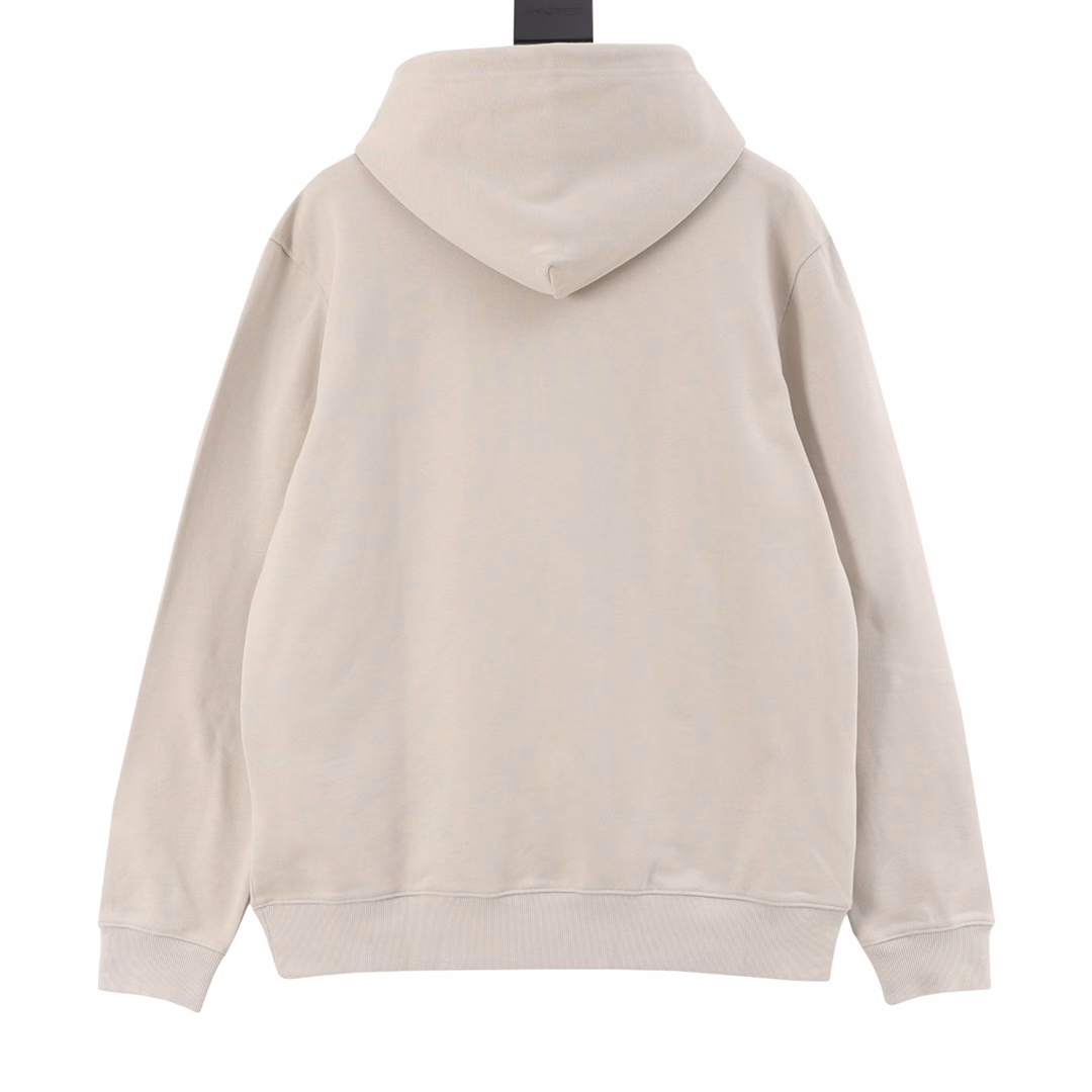 BURBERRY BBR drawstring embroidery signature hooded sweatshirtOriginal purchase. The fabric is made of 420g pure cotton fish-scale loop fabric, grayish-white fabric, custom-dyed, and custom-embroidered thick rope. The minimum order quantity for thick rope is 1500 yards. Dyed to restore the original. The colors are consistent without any color difference. Imported embroidery machine rope embroidery, with platinum foil stamping on the reverse side. The braid with rope ends is all hand-combed, which is time-consuming and labor-intensive. The hat has a double-layer design and the pockets are filled with jujubes. Customized accessories, complete three standards, loose fit