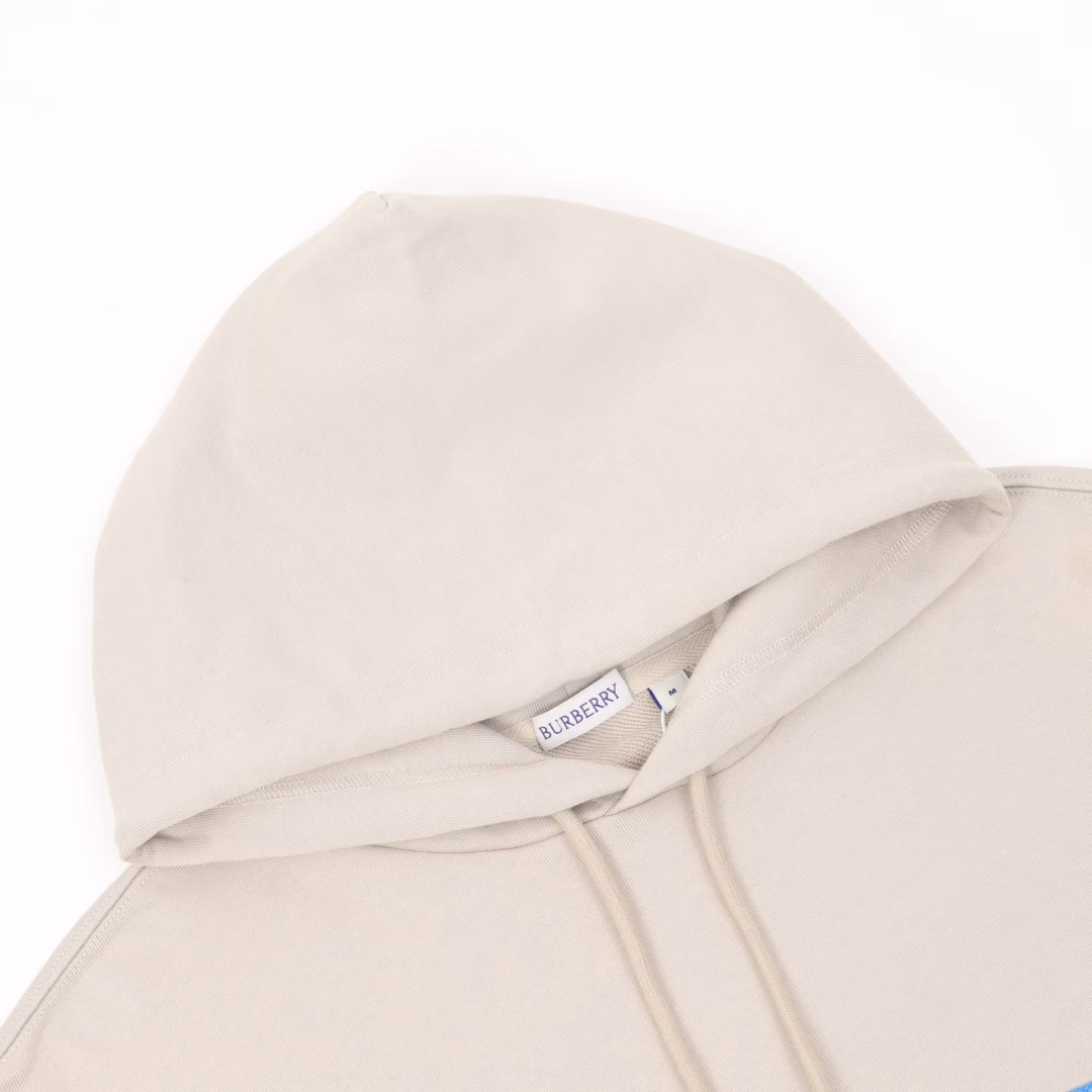 BURBERRY BBR drawstring embroidery signature hooded sweatshirtOriginal purchase. The fabric is made of 420g pure cotton fish-scale loop fabric, grayish-white fabric, custom-dyed, and custom-embroidered thick rope. The minimum order quantity for thick rope is 1500 yards. Dyed to restore the original. The colors are consistent without any color difference. Imported embroidery machine rope embroidery, with platinum foil stamping on the reverse side. The braid with rope ends is all hand-combed, which is time-consuming and labor-intensive. The hat has a double-layer design and the pockets are filled with jujubes. Customized accessories, complete three standards, loose fit