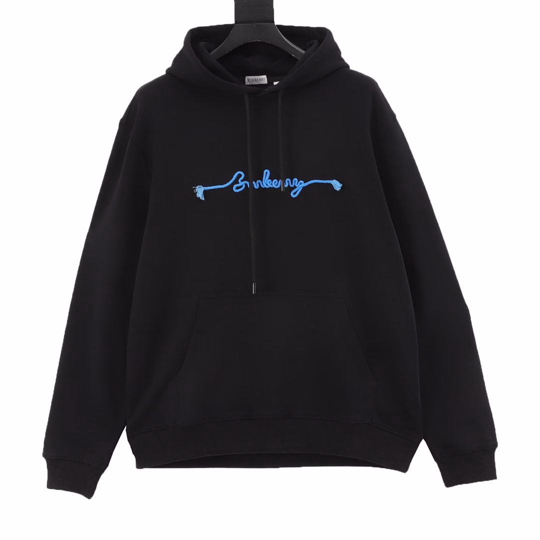 BURBERRY BBR drawstring embroidery signature hooded sweatshirtOriginal purchase. The fabric is made of 420g pure cotton fish-scale loop fabric, grayish-white fabric, custom-dyed, and custom-embroidered thick rope. The minimum order quantity for thick rope is 1500 yards. Dyed to restore the original. The colors are consistent without any color difference. Imported embroidery machine rope embroidery, with platinum foil stamping on the reverse side. The braid with rope ends is all hand-combed, which is time-consuming and labor-intensive. The hat has a double-layer design and the pockets are filled with jujubes. Customized accessories, complete three standards, loose fit