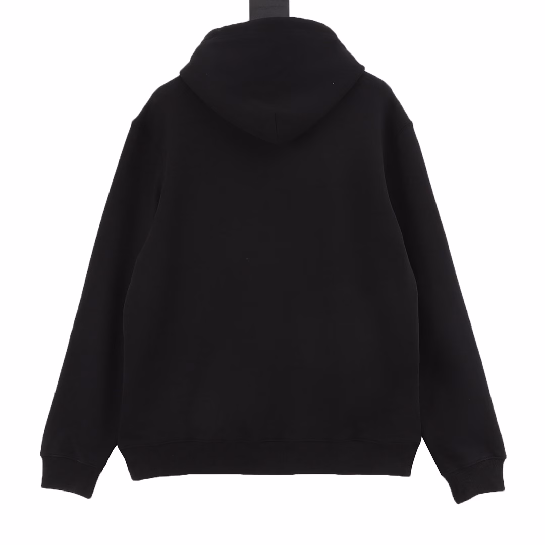 BURBERRY BBR drawstring embroidery signature hooded sweatshirtOriginal purchase. The fabric is made of 420g pure cotton fish-scale loop fabric, grayish-white fabric, custom-dyed, and custom-embroidered thick rope. The minimum order quantity for thick rope is 1500 yards. Dyed to restore the original. The colors are consistent without any color difference. Imported embroidery machine rope embroidery, with platinum foil stamping on the reverse side. The braid with rope ends is all hand-combed, which is time-consuming and labor-intensive. The hat has a double-layer design and the pockets are filled with jujubes. Customized accessories, complete three standards, loose fit