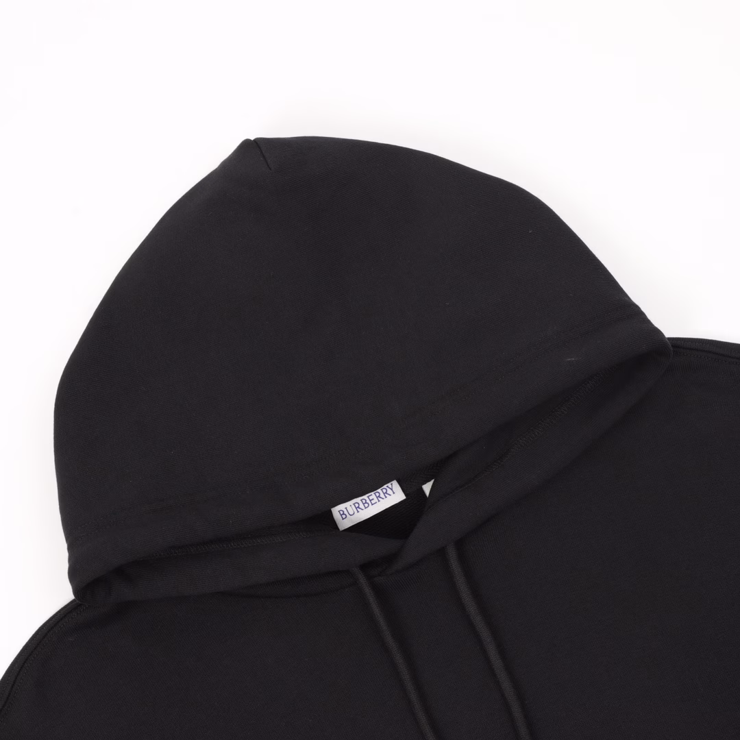 BURBERRY BBR drawstring embroidery signature hooded sweatshirtOriginal purchase. The fabric is made of 420g pure cotton fish-scale loop fabric, grayish-white fabric, custom-dyed, and custom-embroidered thick rope. The minimum order quantity for thick rope is 1500 yards. Dyed to restore the original. The colors are consistent without any color difference. Imported embroidery machine rope embroidery, with platinum foil stamping on the reverse side. The braid with rope ends is all hand-combed, which is time-consuming and labor-intensive. The hat has a double-layer design and the pockets are filled with jujubes. Customized accessories, complete three standards, loose fit