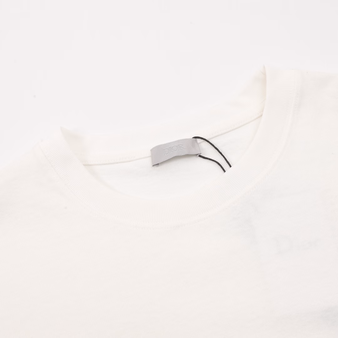 Dior classic Logo printed T-shirt. Interpret eternal luxury with minimalist strokes. The iconic 