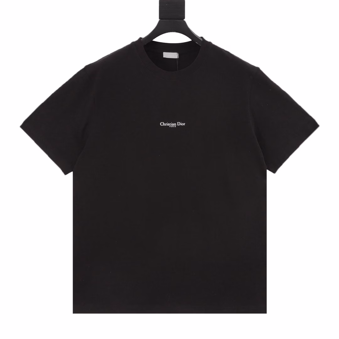 Dior classic Logo printed T-shirt. Interpret eternal luxury with minimalist strokes. The iconic 