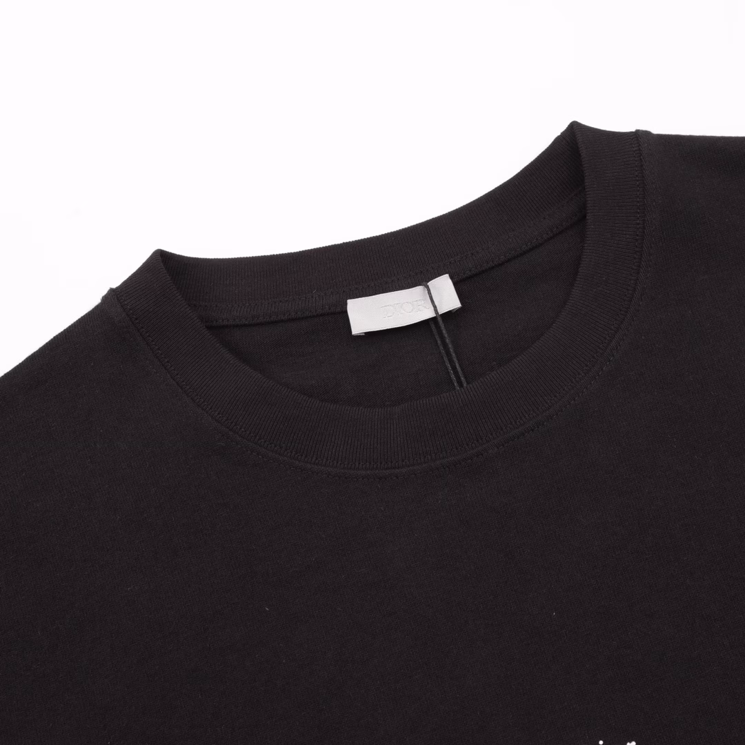 Dior classic Logo printed T-shirt. Interpret eternal luxury with minimalist strokes. The iconic 
