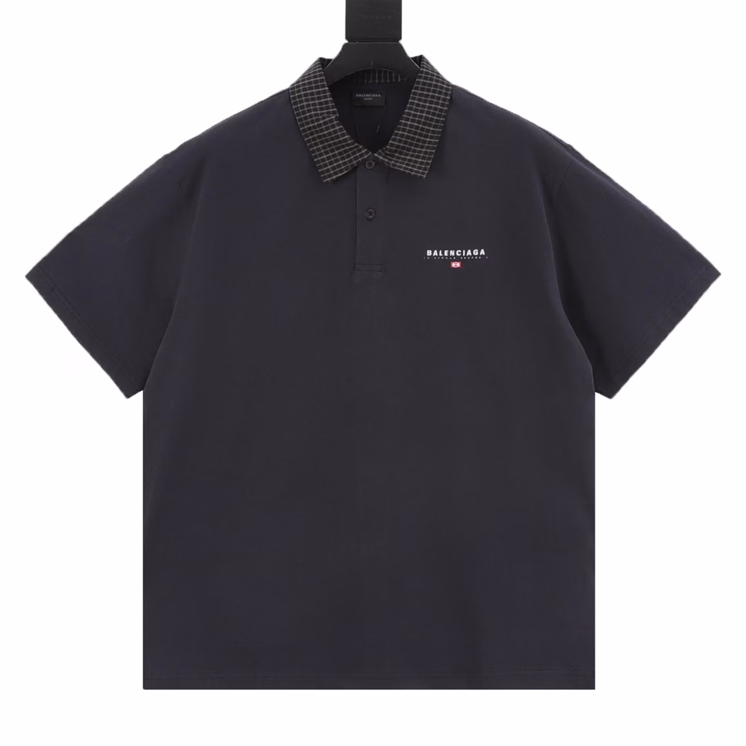 Balenciag@ New checked collar patchwork Polo T-shirt. The Deconstruction Puzzle of the Parisian Family | The New Academy Manifesto of Futurists. When the British check pattern meets the silhouette of the space capsule, this Polo shirt becomes a rift in time and space in Demna's hand. Pure cotton is laid out with a deep blue texture to lay the foundation of the future, while the tear-off Scottish collar is woven with cold lines to create a retro gene - two types of warp and weft complete quantum entanglement at the sharp boundary of laser cutting. The invisible shoulder line design allows the box-shaped cut to float above the body. Two logo resin buttons, like meteorite fragments, are embedded in the chest. The collision of woven and knitted fabric reveals the playful nature of high fashion. The designer deconstructed the elite narrative of the golf club with pixel-level misalignment checkered puzzles, redefining the century-old academy symbol as an encrypted totem of the dark street aesthetics. The upper body immediately interprets high-end, the ultimate interpretation of fashion and sophistication. Unisex style, looks great when worn. Highly recommended.