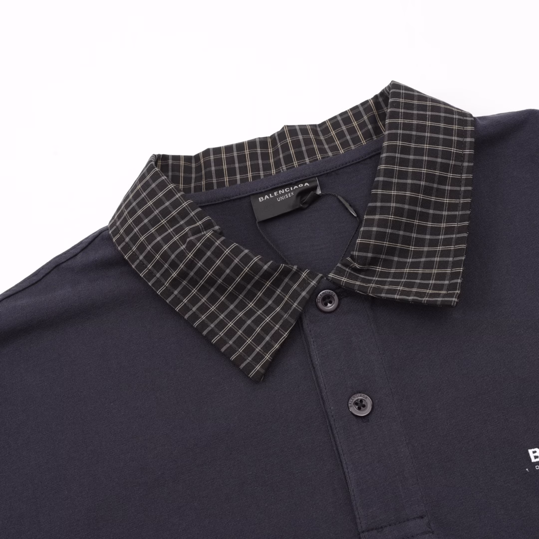 Balenciag@ New checked collar patchwork Polo T-shirt. The Deconstruction Puzzle of the Parisian Family | The New Academy Manifesto of Futurists. When the British check pattern meets the silhouette of the space capsule, this Polo shirt becomes a rift in time and space in Demna's hand. Pure cotton is laid out with a deep blue texture to lay the foundation of the future, while the tear-off Scottish collar is woven with cold lines to create a retro gene - two types of warp and weft complete quantum entanglement at the sharp boundary of laser cutting. The invisible shoulder line design allows the box-shaped cut to float above the body. Two logo resin buttons, like meteorite fragments, are embedded in the chest. The collision of woven and knitted fabric reveals the playful nature of high fashion. The designer deconstructed the elite narrative of the golf club with pixel-level misalignment checkered puzzles, redefining the century-old academy symbol as an encrypted totem of the dark street aesthetics. The upper body immediately interprets high-end, the ultimate interpretation of fashion and sophistication. Unisex style, looks great when worn. Highly recommended.