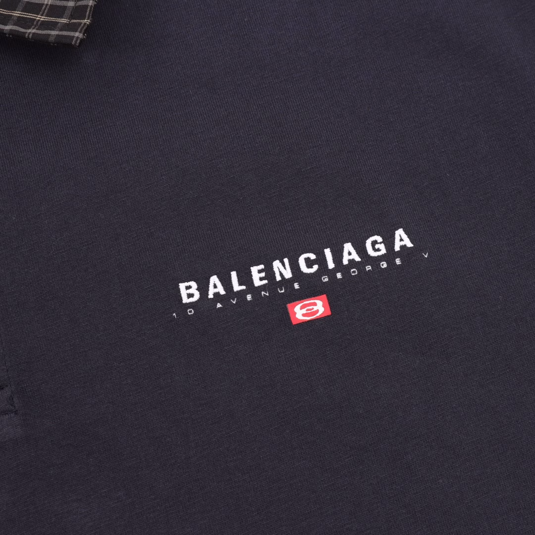 Balenciag@ New checked collar patchwork Polo T-shirt. The Deconstruction Puzzle of the Parisian Family | The New Academy Manifesto of Futurists. When the British check pattern meets the silhouette of the space capsule, this Polo shirt becomes a rift in time and space in Demna's hand. Pure cotton is laid out with a deep blue texture to lay the foundation of the future, while the tear-off Scottish collar is woven with cold lines to create a retro gene - two types of warp and weft complete quantum entanglement at the sharp boundary of laser cutting. The invisible shoulder line design allows the box-shaped cut to float above the body. Two logo resin buttons, like meteorite fragments, are embedded in the chest. The collision of woven and knitted fabric reveals the playful nature of high fashion. The designer deconstructed the elite narrative of the golf club with pixel-level misalignment checkered puzzles, redefining the century-old academy symbol as an encrypted totem of the dark street aesthetics. The upper body immediately interprets high-end, the ultimate interpretation of fashion and sophistication. Unisex style, looks great when worn. Highly recommended.