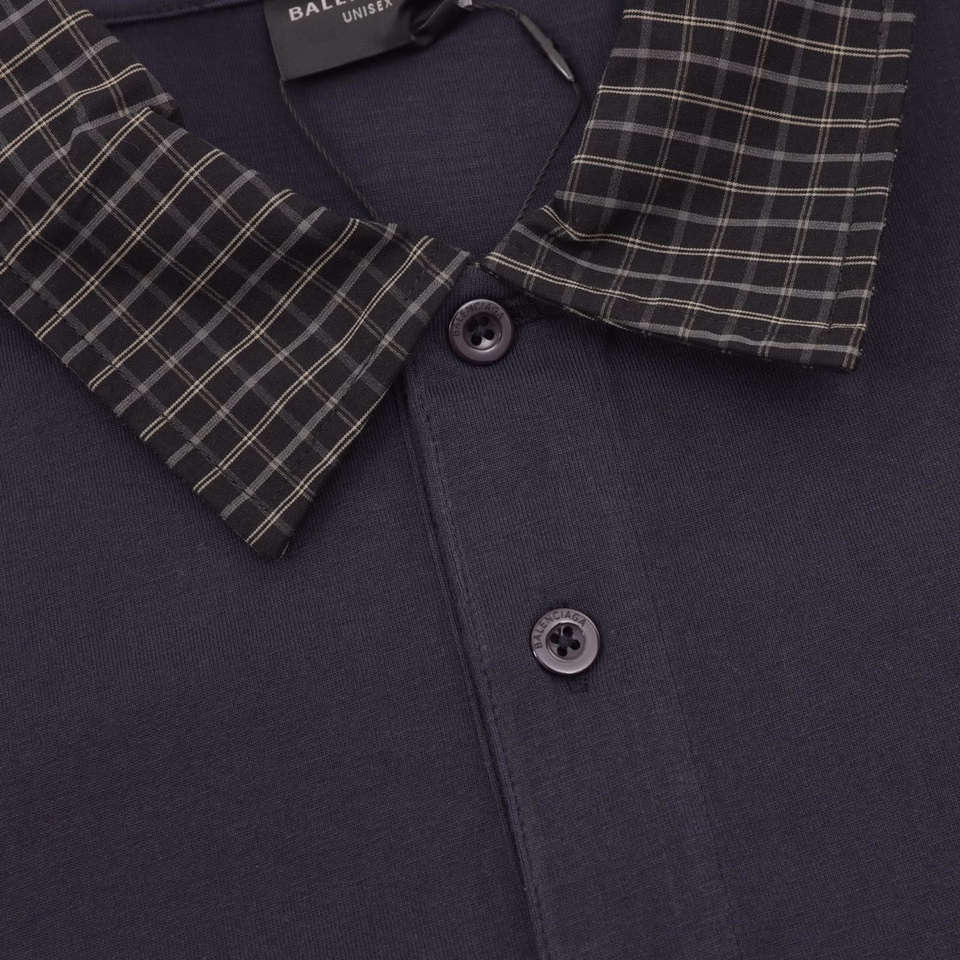 Balenciag@ New checked collar patchwork Polo T-shirt. The Deconstruction Puzzle of the Parisian Family | The New Academy Manifesto of Futurists. When the British check pattern meets the silhouette of the space capsule, this Polo shirt becomes a rift in time and space in Demna's hand. Pure cotton is laid out with a deep blue texture to lay the foundation of the future, while the tear-off Scottish collar is woven with cold lines to create a retro gene - two types of warp and weft complete quantum entanglement at the sharp boundary of laser cutting. The invisible shoulder line design allows the box-shaped cut to float above the body. Two logo resin buttons, like meteorite fragments, are embedded in the chest. The collision of woven and knitted fabric reveals the playful nature of high fashion. The designer deconstructed the elite narrative of the golf club with pixel-level misalignment checkered puzzles, redefining the century-old academy symbol as an encrypted totem of the dark street aesthetics. The upper body immediately interprets high-end, the ultimate interpretation of fashion and sophistication. Unisex style, looks great when worn. Highly recommended.