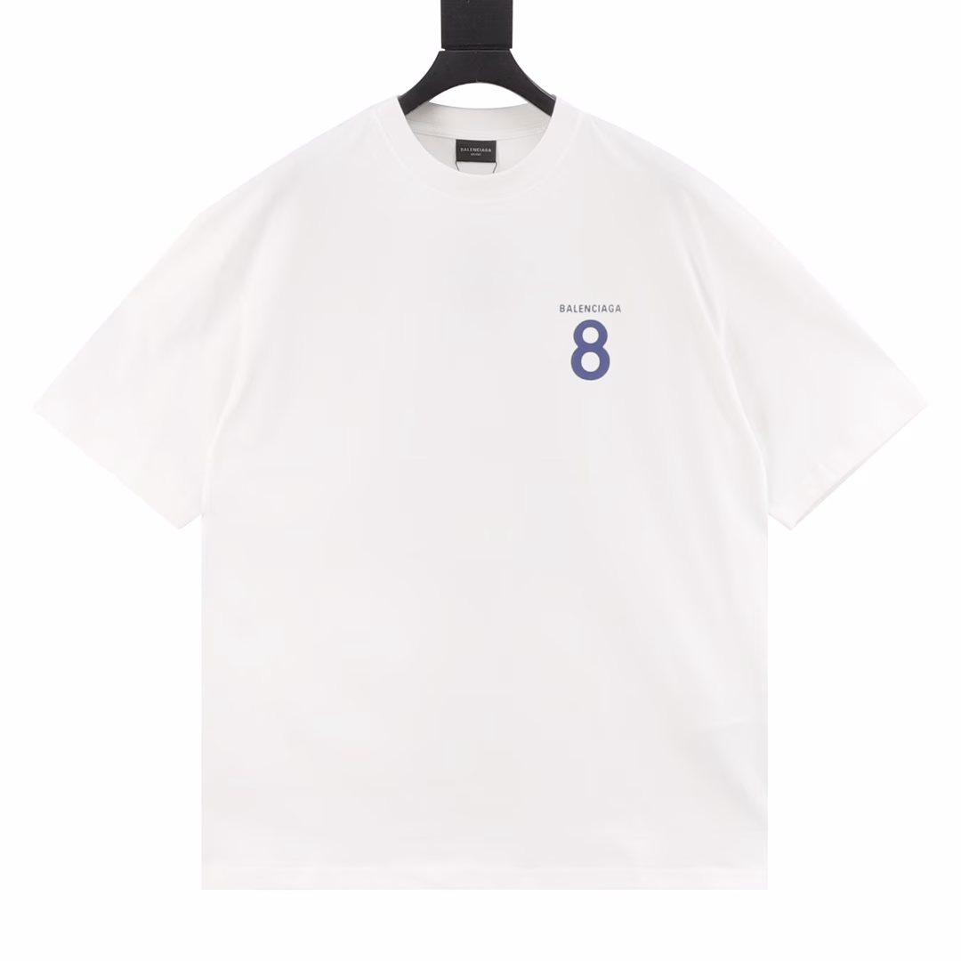 Balenciaga No. 8 Printed T-shirt | A minimalist code game. When the number 8 turns into a minimalist totem, Paris uses this single item to complete the ultimate interpretation of the contemporary wardrobe. The custom-made imported pure cotton fabric creates a sculptural silhouette. The three stitching lines at the neckline conceal the muscles and bones of high-end ready-to-wear. The logo and digital print on the chest cut the space with sharp lines. The blue print interprets a restrained visual tension in the flow of light. The designer infuses the brand's genes into the secondary deconstruction of the symbol - that number that has been disassembled and recombined is both the Morse code of the street gene and the rebellious line of high fashion. It is recommended to pair it with an aged leather jacket to enhance the rough aesthetic, or to create a laid-back and intellectual atmosphere with drooping silk trousers. It uses the most concise symbols to tell the shardest philosophy of dressing.
