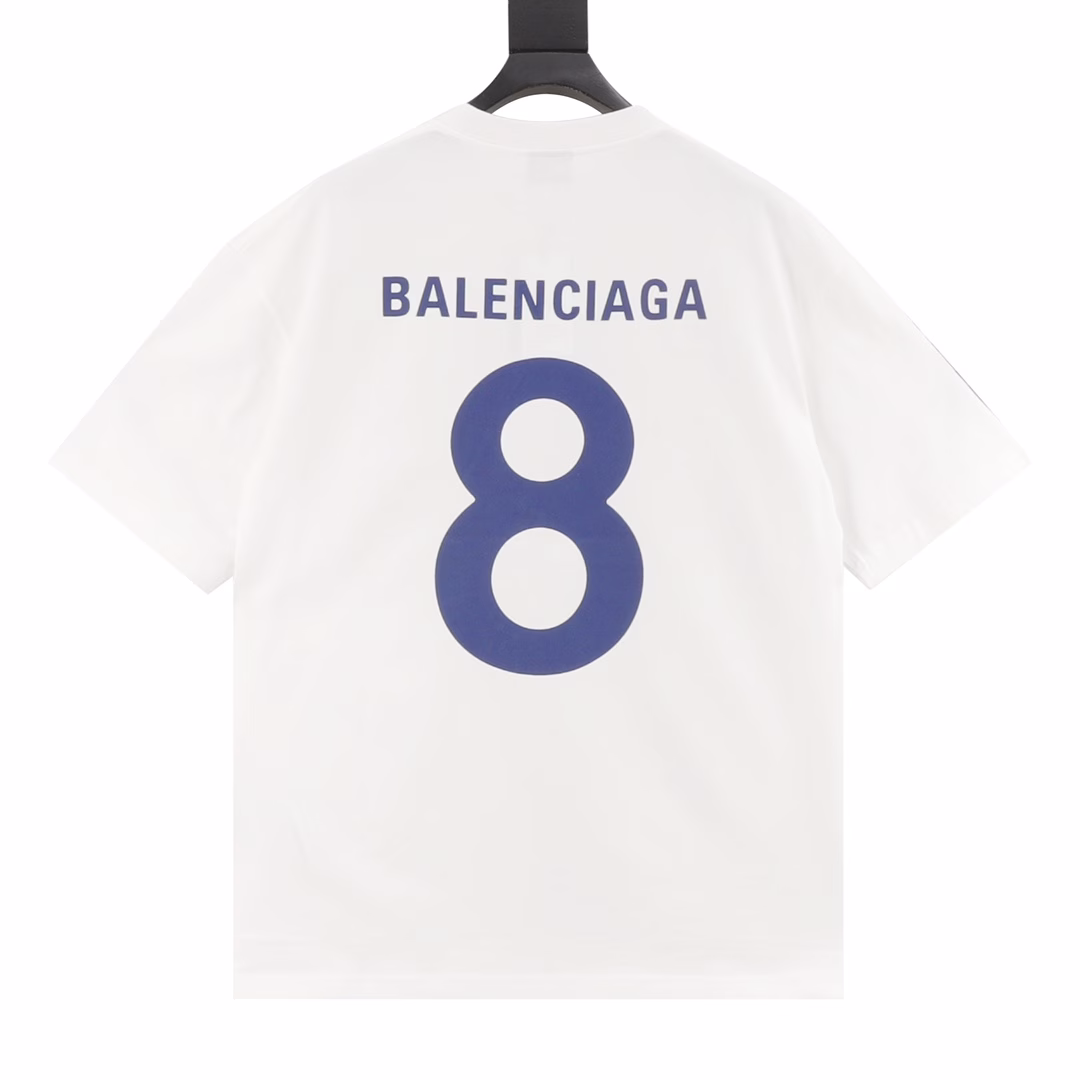 Balenciaga No. 8 Printed T-shirt | A minimalist code game. When the number 8 turns into a minimalist totem, Paris uses this single item to complete the ultimate interpretation of the contemporary wardrobe. The custom-made imported pure cotton fabric creates a sculptural silhouette. The three stitching lines at the neckline conceal the muscles and bones of high-end ready-to-wear. The logo and digital print on the chest cut the space with sharp lines. The blue print interprets a restrained visual tension in the flow of light. The designer infuses the brand's genes into the secondary deconstruction of the symbol - that number that has been disassembled and recombined is both the Morse code of the street gene and the rebellious line of high fashion. It is recommended to pair it with an aged leather jacket to enhance the rough aesthetic, or to create a laid-back and intellectual atmosphere with drooping silk trousers. It uses the most concise symbols to tell the shardest philosophy of dressing.