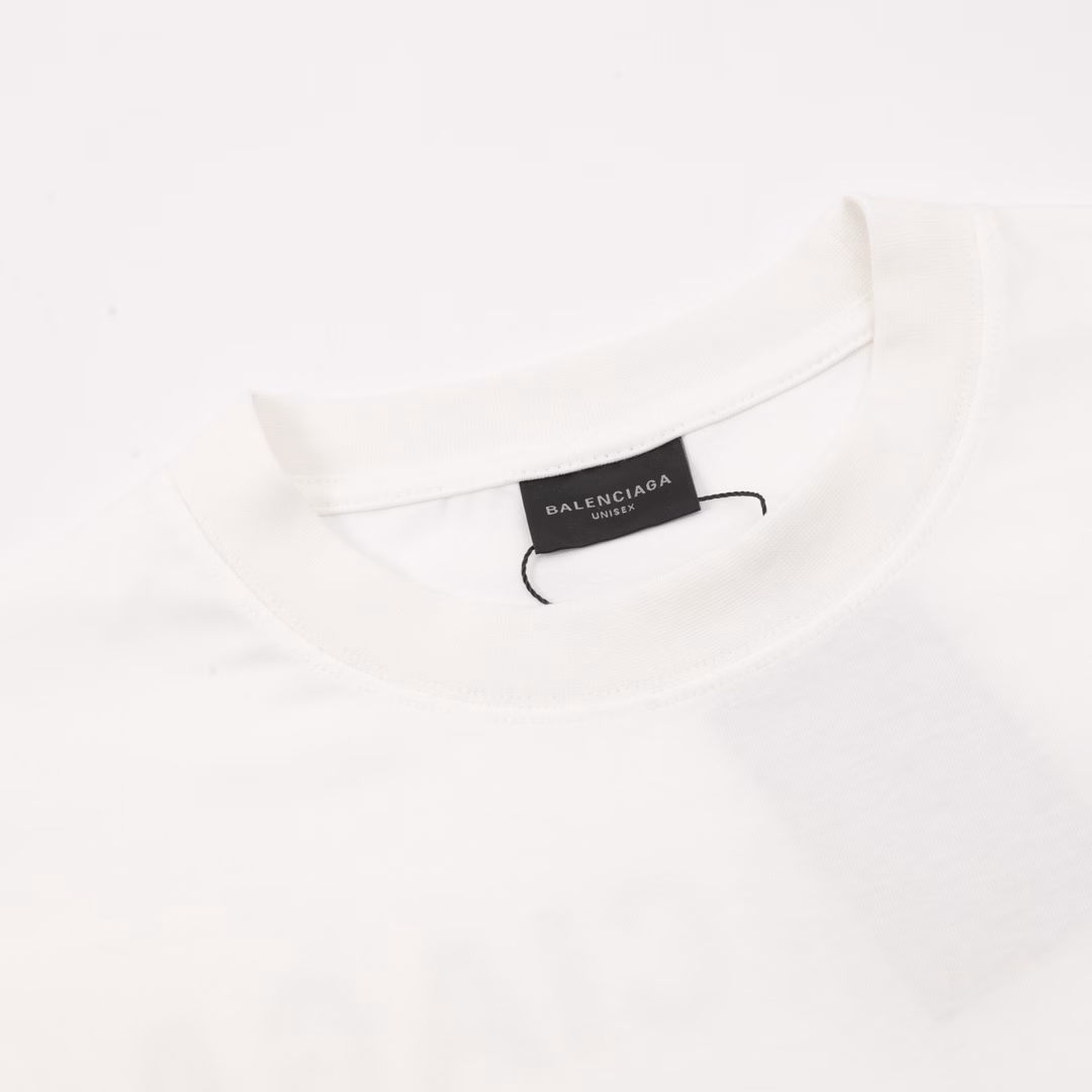 Balenciaga No. 8 Printed T-shirt | A minimalist code game. When the number 8 turns into a minimalist totem, Paris uses this single item to complete the ultimate interpretation of the contemporary wardrobe. The custom-made imported pure cotton fabric creates a sculptural silhouette. The three stitching lines at the neckline conceal the muscles and bones of high-end ready-to-wear. The logo and digital print on the chest cut the space with sharp lines. The blue print interprets a restrained visual tension in the flow of light. The designer infuses the brand's genes into the secondary deconstruction of the symbol - that number that has been disassembled and recombined is both the Morse code of the street gene and the rebellious line of high fashion. It is recommended to pair it with an aged leather jacket to enhance the rough aesthetic, or to create a laid-back and intellectual atmosphere with drooping silk trousers. It uses the most concise symbols to tell the shardest philosophy of dressing.