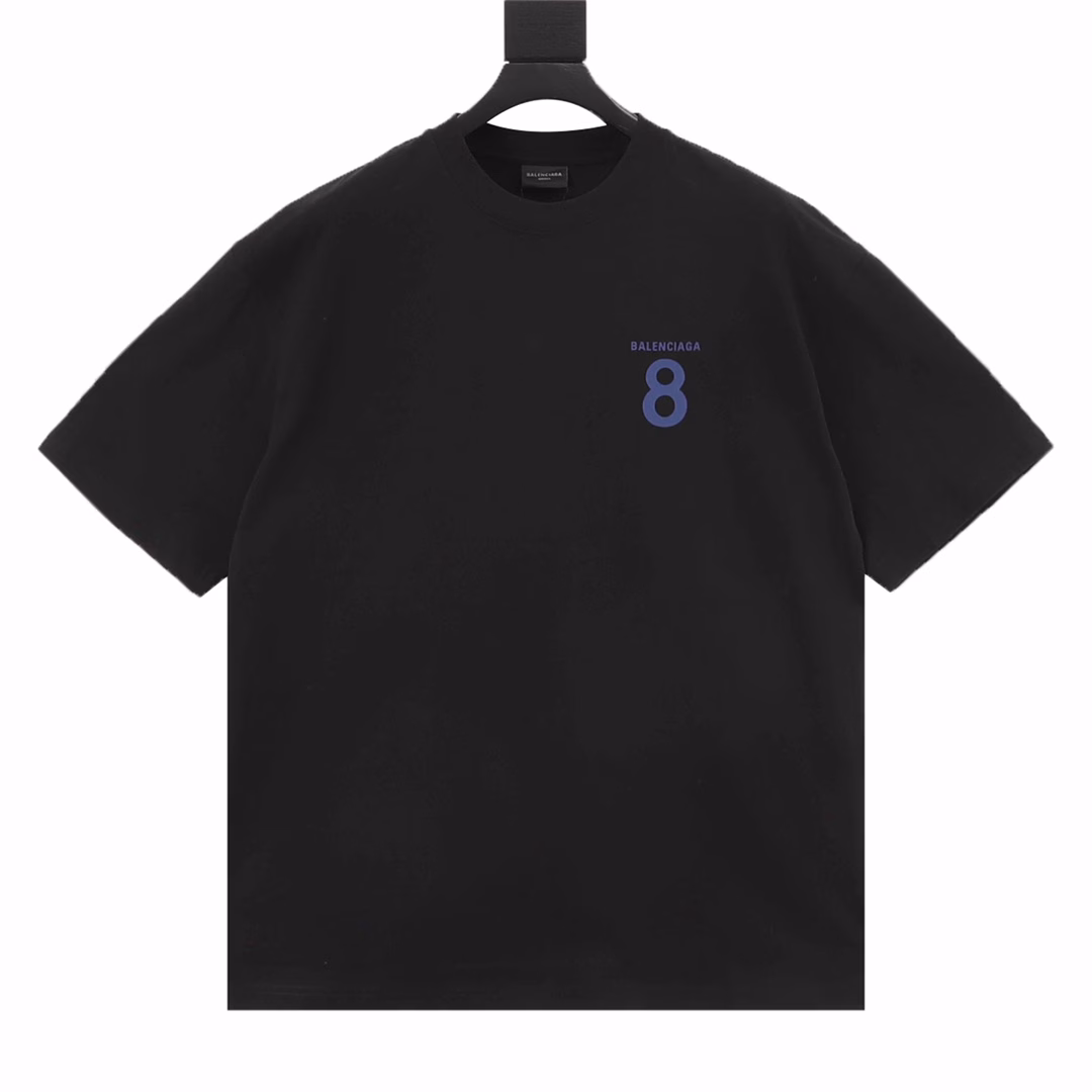Balenciaga No. 8 Printed T-shirt | A minimalist code game. When the number 8 turns into a minimalist totem, Paris uses this single item to complete the ultimate interpretation of the contemporary wardrobe. The custom-made imported pure cotton fabric creates a sculptural silhouette. The three stitching lines at the neckline conceal the muscles and bones of high-end ready-to-wear. The logo and digital print on the chest cut the space with sharp lines. The blue print interprets a restrained visual tension in the flow of light. The designer infuses the brand's genes into the secondary deconstruction of the symbol - that number that has been disassembled and recombined is both the Morse code of the street gene and the rebellious line of high fashion. It is recommended to pair it with an aged leather jacket to enhance the rough aesthetic, or to create a laid-back and intellectual atmosphere with drooping silk trousers. It uses the most concise symbols to tell the shardest philosophy of dressing.