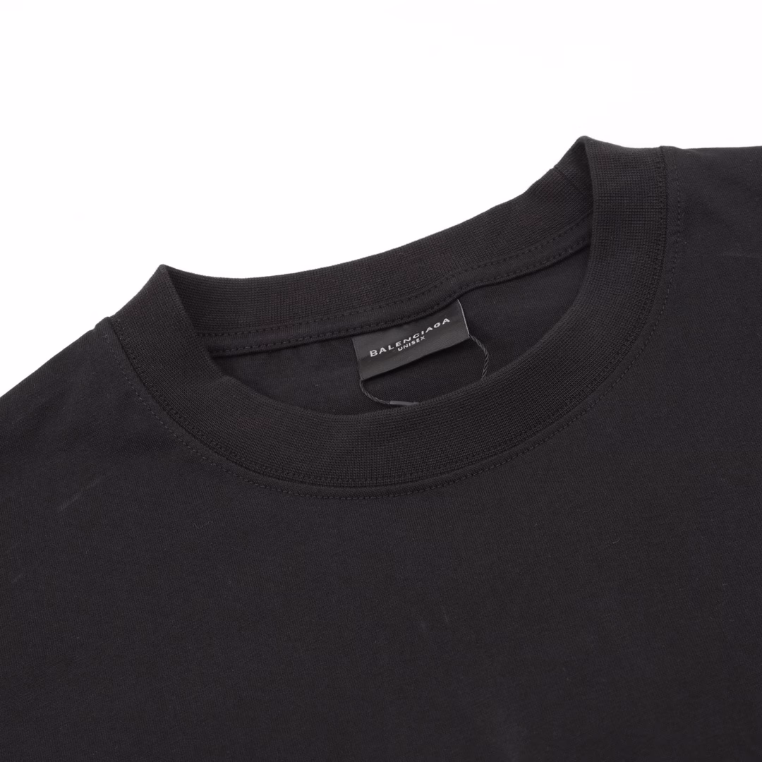 Balenciaga No. 8 Printed T-shirt | A minimalist code game. When the number 8 turns into a minimalist totem, Paris uses this single item to complete the ultimate interpretation of the contemporary wardrobe. The custom-made imported pure cotton fabric creates a sculptural silhouette. The three stitching lines at the neckline conceal the muscles and bones of high-end ready-to-wear. The logo and digital print on the chest cut the space with sharp lines. The blue print interprets a restrained visual tension in the flow of light. The designer infuses the brand's genes into the secondary deconstruction of the symbol - that number that has been disassembled and recombined is both the Morse code of the street gene and the rebellious line of high fashion. It is recommended to pair it with an aged leather jacket to enhance the rough aesthetic, or to create a laid-back and intellectual atmosphere with drooping silk trousers. It uses the most concise symbols to tell the shardest philosophy of dressing.