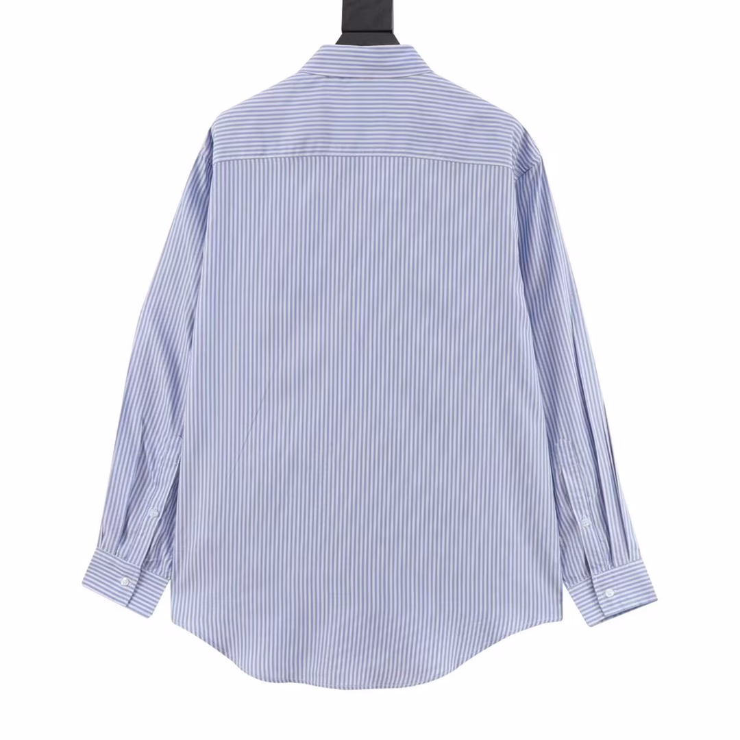 The new striped lapel shirt from BalenciagaMade of custom cotton checkered fabric, it is super comfortable to wear next to the skin, just like being gently wrapped by clouds. There will be no stinging sensation at all, making you feel at ease and comfortable all day long! Custom-made checkered fabric is unique, with clear and fine textures, presenting a low-key yet luxurious feel! Full of a sense of luxury. It has excellent breathability, allowing the skin to breathe freely. When worn close to the skin, it feels as cool and smooth as silk. It won't make you feel stuffy or sweaty in spring and summer. In an air-conditioned room, it can also be worn as a sun protection jacket in three ways