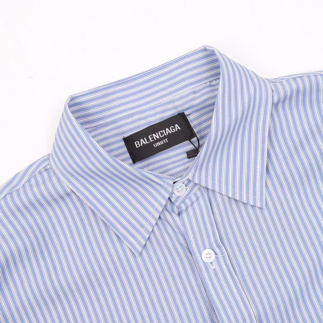 The new striped lapel shirt from BalenciagaMade of custom cotton checkered fabric, it is super comfortable to wear next to the skin, just like being gently wrapped by clouds. There will be no stinging sensation at all, making you feel at ease and comfortable all day long! Custom-made checkered fabric is unique, with clear and fine textures, presenting a low-key yet luxurious feel! Full of a sense of luxury. It has excellent breathability, allowing the skin to breathe freely. When worn close to the skin, it feels as cool and smooth as silk. It won't make you feel stuffy or sweaty in spring and summer. In an air-conditioned room, it can also be worn as a sun protection jacket in three ways