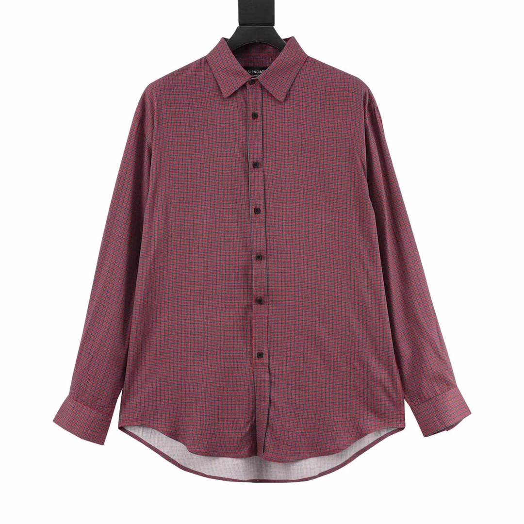 The new striped lapel shirt from BalenciagaMade of custom cotton checkered fabric, it is super comfortable to wear next to the skin, just like being gently wrapped by clouds. There will be no stinging sensation at all, making you feel at ease and comfortable all day long! Custom-made checkered fabric is unique, with clear and fine textures, presenting a low-key yet luxurious feel! Full of a sense of luxury. It has excellent breathability, allowing the skin to breathe freely. When worn close to the skin, it feels as cool and smooth as silk. It won't make you feel stuffy or sweaty in spring and summer. In an air-conditioned room, it can also be worn as a sun protection jacket in three ways