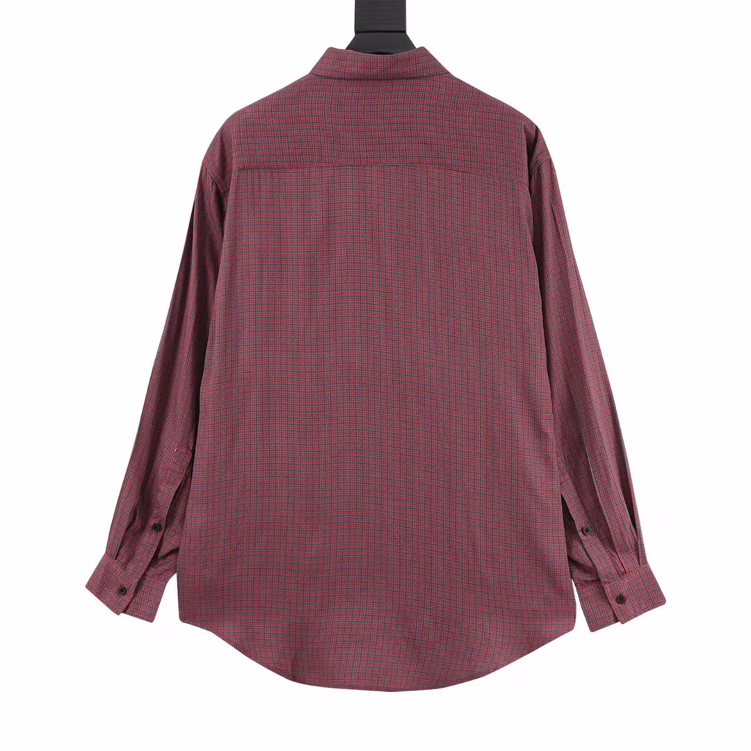 The new striped lapel shirt from BalenciagaMade of custom cotton checkered fabric, it is super comfortable to wear next to the skin, just like being gently wrapped by clouds. There will be no stinging sensation at all, making you feel at ease and comfortable all day long! Custom-made checkered fabric is unique, with clear and fine textures, presenting a low-key yet luxurious feel! Full of a sense of luxury. It has excellent breathability, allowing the skin to breathe freely. When worn close to the skin, it feels as cool and smooth as silk. It won't make you feel stuffy or sweaty in spring and summer. In an air-conditioned room, it can also be worn as a sun protection jacket in three ways