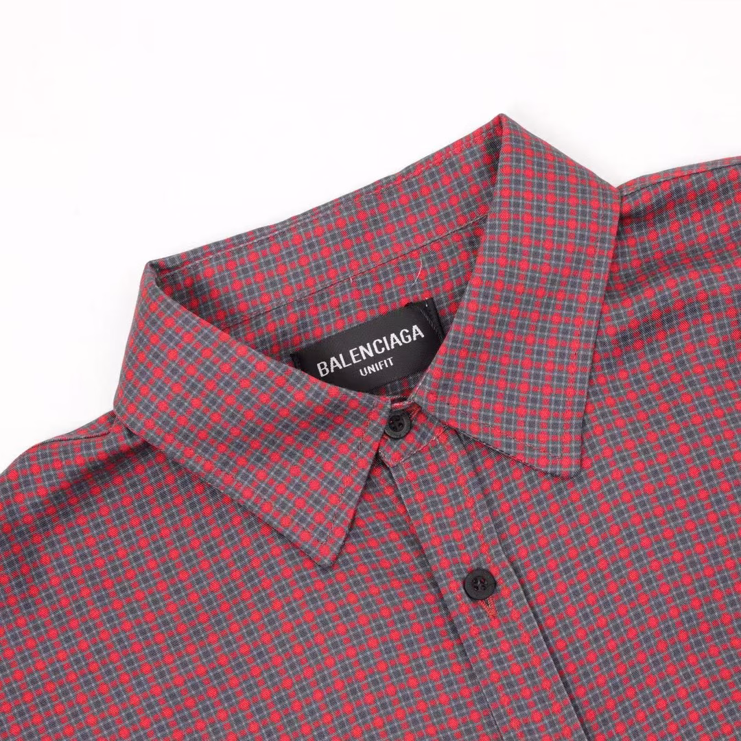 The new striped lapel shirt from BalenciagaMade of custom cotton checkered fabric, it is super comfortable to wear next to the skin, just like being gently wrapped by clouds. There will be no stinging sensation at all, making you feel at ease and comfortable all day long! Custom-made checkered fabric is unique, with clear and fine textures, presenting a low-key yet luxurious feel! Full of a sense of luxury. It has excellent breathability, allowing the skin to breathe freely. When worn close to the skin, it feels as cool and smooth as silk. It won't make you feel stuffy or sweaty in spring and summer. In an air-conditioned room, it can also be worn as a sun protection jacket in three ways