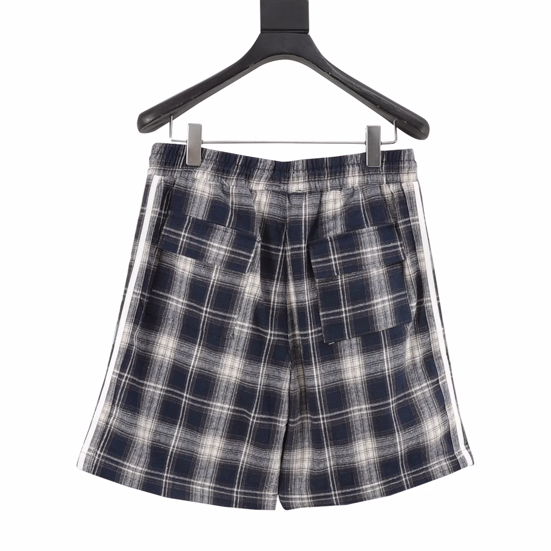 Balenciaga checkered letter embroidered striped shortsThe fabric is custom-made from the original version, which is very time-consuming and made of waste materials. The density and hand feel are consistent with the original version. The combination of elastic and tight waists makes it easy to adjust the waist circumference. The black webbed design is splicing on the side, which serves as the finishing touch of the entire pair of pants, making it more personalized and high-end. The loose wide-leg style makes you look like long legs in an instant when wearing it. The soft and fine hand feel makes it very comfortable to wear, and you won't feel uncomfortable when going out. It's easy to match.