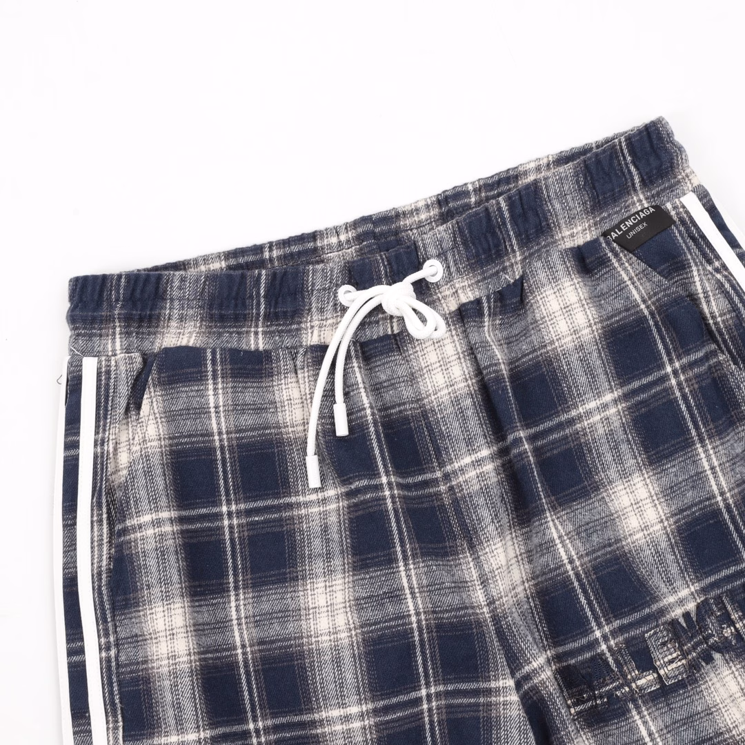 Balenciaga checkered letter embroidered striped shortsThe fabric is custom-made from the original version, which is very time-consuming and made of waste materials. The density and hand feel are consistent with the original version. The combination of elastic and tight waists makes it easy to adjust the waist circumference. The black webbed design is splicing on the side, which serves as the finishing touch of the entire pair of pants, making it more personalized and high-end. The loose wide-leg style makes you look like long legs in an instant when wearing it. The soft and fine hand feel makes it very comfortable to wear, and you won't feel uncomfortable when going out. It's easy to match.