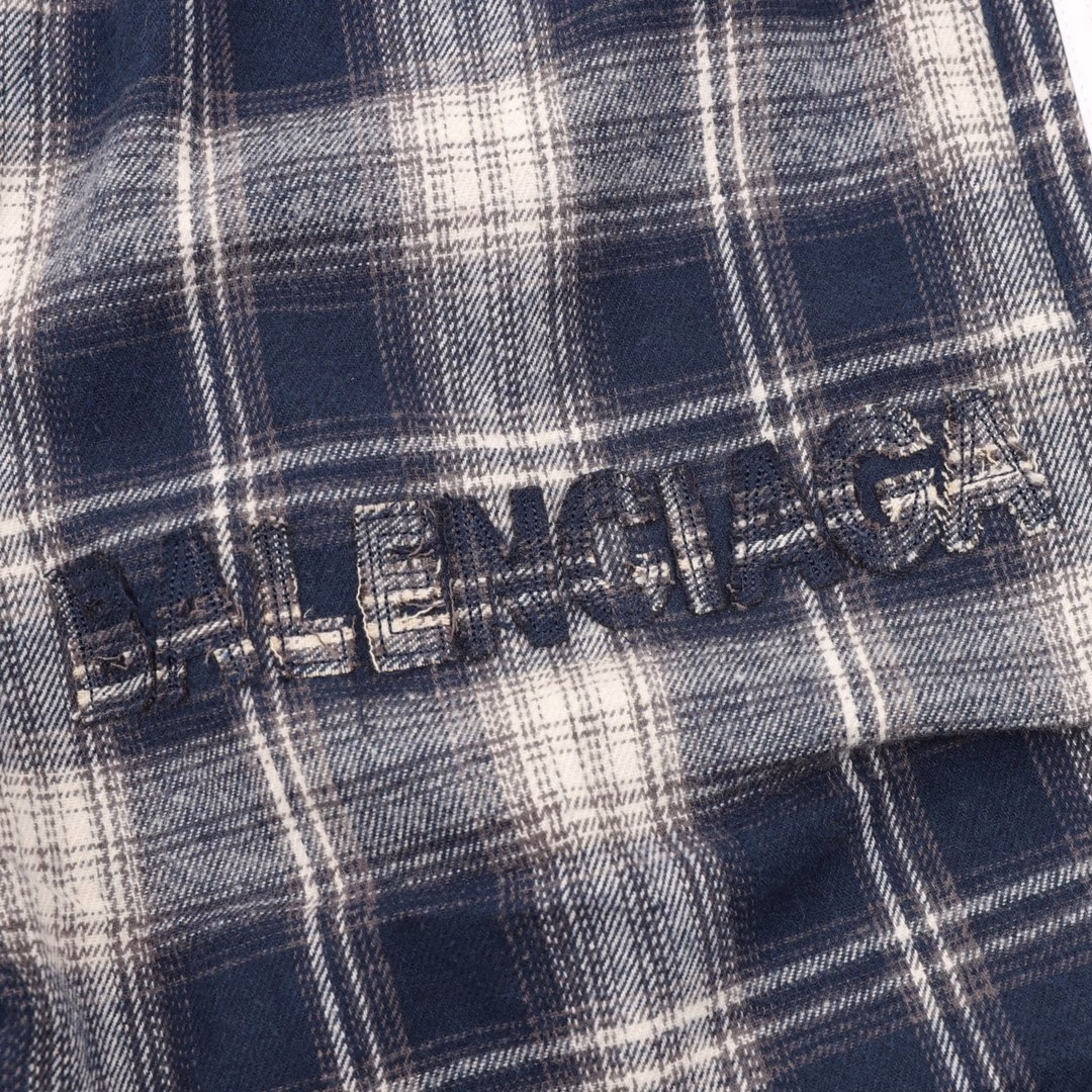 Balenciaga checkered letter embroidered striped shortsThe fabric is custom-made from the original version, which is very time-consuming and made of waste materials. The density and hand feel are consistent with the original version. The combination of elastic and tight waists makes it easy to adjust the waist circumference. The black webbed design is splicing on the side, which serves as the finishing touch of the entire pair of pants, making it more personalized and high-end. The loose wide-leg style makes you look like long legs in an instant when wearing it. The soft and fine hand feel makes it very comfortable to wear, and you won't feel uncomfortable when going out. It's easy to match.