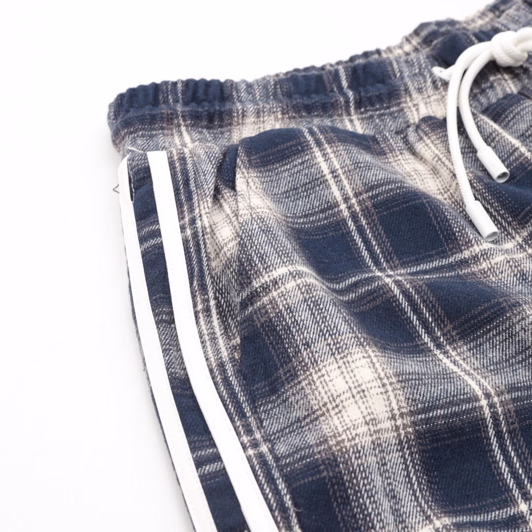 Balenciaga checkered letter embroidered striped shortsThe fabric is custom-made from the original version, which is very time-consuming and made of waste materials. The density and hand feel are consistent with the original version. The combination of elastic and tight waists makes it easy to adjust the waist circumference. The black webbed design is splicing on the side, which serves as the finishing touch of the entire pair of pants, making it more personalized and high-end. The loose wide-leg style makes you look like long legs in an instant when wearing it. The soft and fine hand feel makes it very comfortable to wear, and you won't feel uncomfortable when going out. It's easy to match.