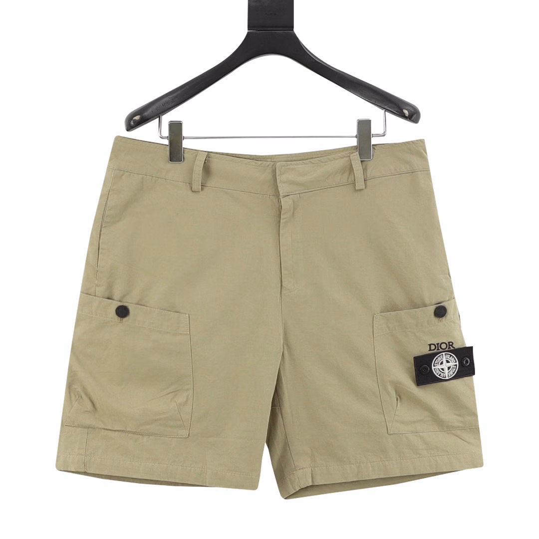 CD x Stone Island/ Dior Stone Island collaboration logo shortsThe fabric is made of custom-woven fabric, which is treated to be silvery smooth and super soft compared to the original version. The fabric surface has clear and distinct strands, and the drape is excellent. The workmanship is exquisite, all meeting the standards for foreign trade exports. There are 4.5 stitches per centimeter, and every seam is pressed with visible thread. The stitching is neat and as standard as a ruler. The woven flower is made of all-cotton fabric, which is tightly woven and soft to the touch. The embroidery technique uses the Blinkda embroidery machine. Make the embroidery colors more vibrant, the embroidery more three-dimensional, the pattern looks good when worn, suitable for both men and women, simple and versatile, purchase heavyweight items on your agent, and freely compare any quality on the market!