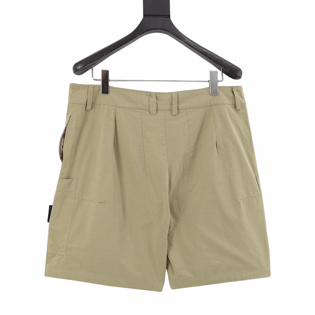 CD x Stone Island/ Dior Stone Island collaboration logo shortsThe fabric is made of custom-woven fabric, which is treated to be silvery smooth and super soft compared to the original version. The fabric surface has clear and distinct strands, and the drape is excellent. The workmanship is exquisite, all meeting the standards for foreign trade exports. There are 4.5 stitches per centimeter, and every seam is pressed with visible thread. The stitching is neat and as standard as a ruler. The woven flower is made of all-cotton fabric, which is tightly woven and soft to the touch. The embroidery technique uses the Blinkda embroidery machine. Make the embroidery colors more vibrant, the embroidery more three-dimensional, the pattern looks good when worn, suitable for both men and women, simple and versatile, purchase heavyweight items on your agent, and freely compare any quality on the market!