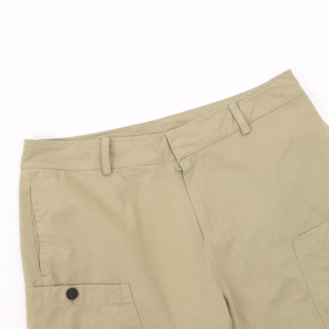 CD x Stone Island/ Dior Stone Island collaboration logo shortsThe fabric is made of custom-woven fabric, which is treated to be silvery smooth and super soft compared to the original version. The fabric surface has clear and distinct strands, and the drape is excellent. The workmanship is exquisite, all meeting the standards for foreign trade exports. There are 4.5 stitches per centimeter, and every seam is pressed with visible thread. The stitching is neat and as standard as a ruler. The woven flower is made of all-cotton fabric, which is tightly woven and soft to the touch. The embroidery technique uses the Blinkda embroidery machine. Make the embroidery colors more vibrant, the embroidery more three-dimensional, the pattern looks good when worn, suitable for both men and women, simple and versatile, purchase heavyweight items on your agent, and freely compare any quality on the market!