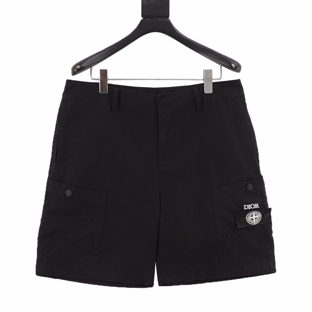 CD x Stone Island/ Dior Stone Island collaboration logo shortsThe fabric is made of custom-woven fabric, which is treated to be silvery smooth and super soft compared to the original version. The fabric surface has clear and distinct strands, and the drape is excellent. The workmanship is exquisite, all meeting the standards for foreign trade exports. There are 4.5 stitches per centimeter, and every seam is pressed with visible thread. The stitching is neat and as standard as a ruler. The woven flower is made of all-cotton fabric, which is tightly woven and soft to the touch. The embroidery technique uses the Blinkda embroidery machine. Make the embroidery colors more vibrant, the embroidery more three-dimensional, the pattern looks good when worn, suitable for both men and women, simple and versatile, purchase heavyweight items on your agent, and freely compare any quality on the market!