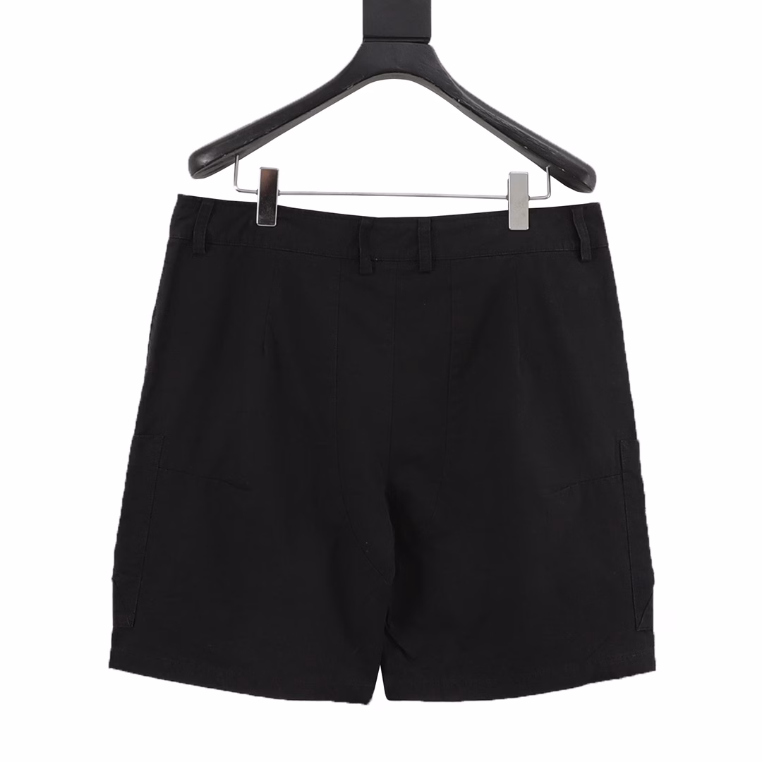 CD x Stone Island/ Dior Stone Island collaboration logo shortsThe fabric is made of custom-woven fabric, which is treated to be silvery smooth and super soft compared to the original version. The fabric surface has clear and distinct strands, and the drape is excellent. The workmanship is exquisite, all meeting the standards for foreign trade exports. There are 4.5 stitches per centimeter, and every seam is pressed with visible thread. The stitching is neat and as standard as a ruler. The woven flower is made of all-cotton fabric, which is tightly woven and soft to the touch. The embroidery technique uses the Blinkda embroidery machine. Make the embroidery colors more vibrant, the embroidery more three-dimensional, the pattern looks good when worn, suitable for both men and women, simple and versatile, purchase heavyweight items on your agent, and freely compare any quality on the market!