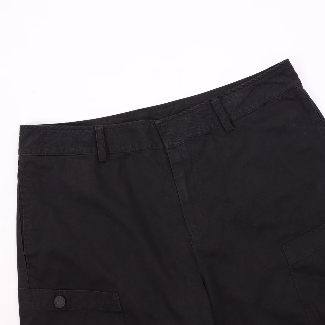 CD x Stone Island/ Dior Stone Island collaboration logo shortsThe fabric is made of custom-woven fabric, which is treated to be silvery smooth and super soft compared to the original version. The fabric surface has clear and distinct strands, and the drape is excellent. The workmanship is exquisite, all meeting the standards for foreign trade exports. There are 4.5 stitches per centimeter, and every seam is pressed with visible thread. The stitching is neat and as standard as a ruler. The woven flower is made of all-cotton fabric, which is tightly woven and soft to the touch. The embroidery technique uses the Blinkda embroidery machine. Make the embroidery colors more vibrant, the embroidery more three-dimensional, the pattern looks good when worn, suitable for both men and women, simple and versatile, purchase heavyweight items on your agent, and freely compare any quality on the market!
