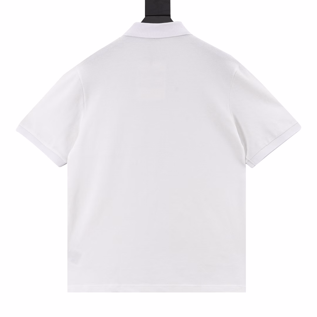 Blindfolded embroidered logo short-sleeved POLO shirtThe original 220g custom-made beaded floor fabric is adopted, with threads in the same cylinder, fixed dyeing, matching checks and patterns, and zero color difference. The original buttons are custom-made in a 1:1 mold, and the collar color and size ratio are restored to the original. Exclusive quality distinguishes currency. Welcome to compare.