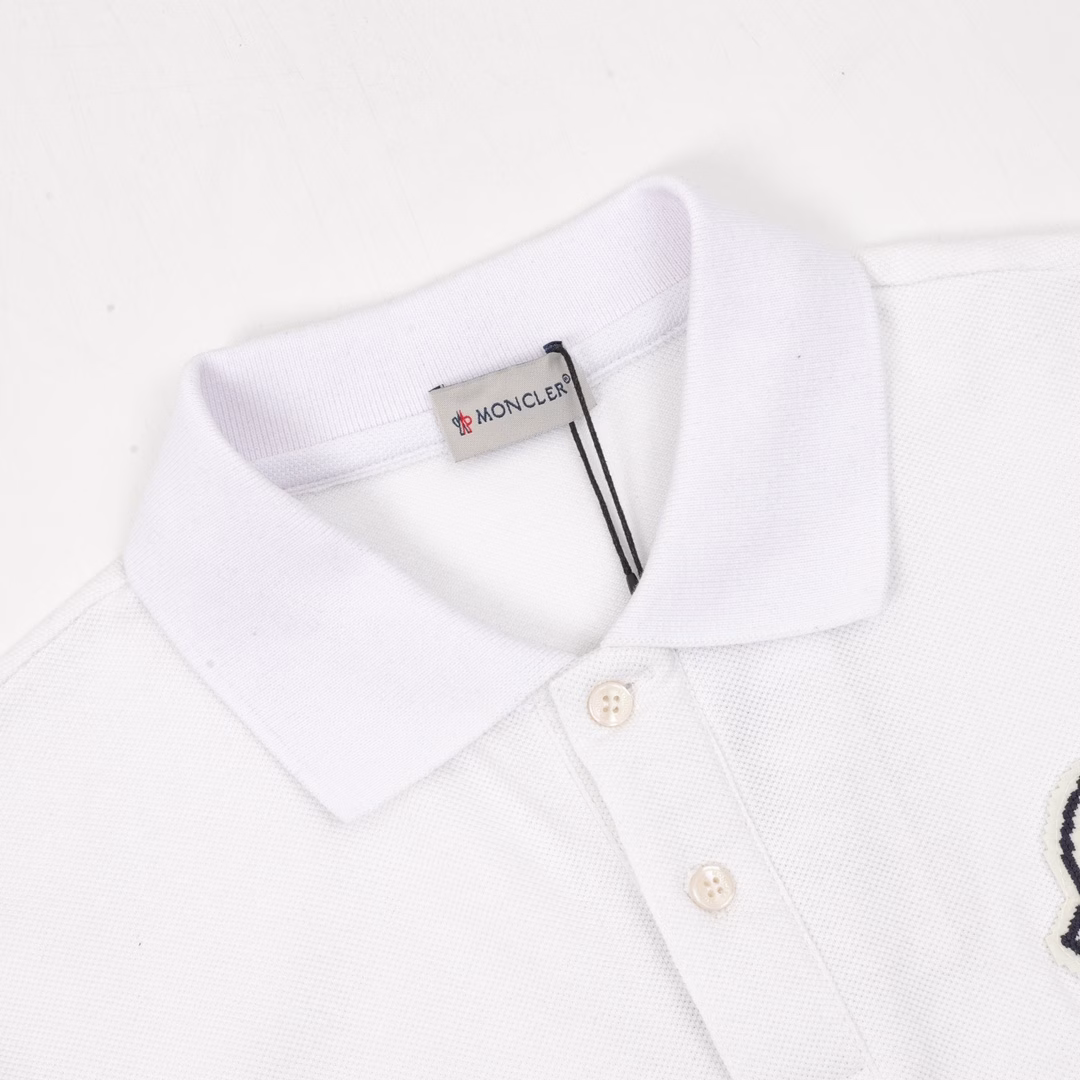 Blindfolded embroidered logo short-sleeved POLO shirtThe original 220g custom-made beaded floor fabric is adopted, with threads in the same cylinder, fixed dyeing, matching checks and patterns, and zero color difference. The original buttons are custom-made in a 1:1 mold, and the collar color and size ratio are restored to the original. Exclusive quality distinguishes currency. Welcome to compare.