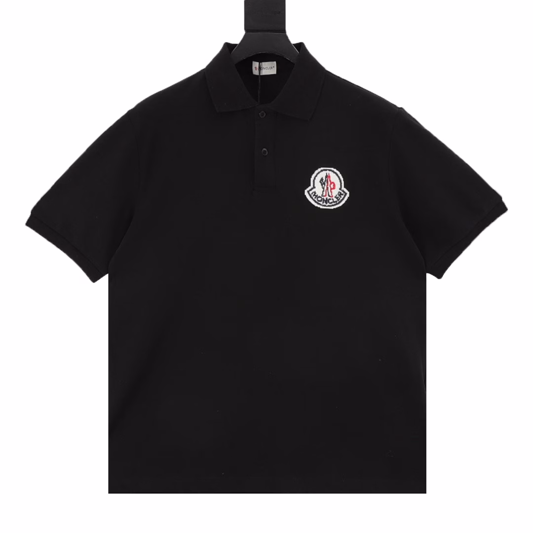 Blindfolded embroidered logo short-sleeved POLO shirtThe original 220g custom-made beaded floor fabric is adopted, with threads in the same cylinder, fixed dyeing, matching checks and patterns, and zero color difference. The original buttons are custom-made in a 1:1 mold, and the collar color and size ratio are restored to the original. Exclusive quality distinguishes currency. Welcome to compare.