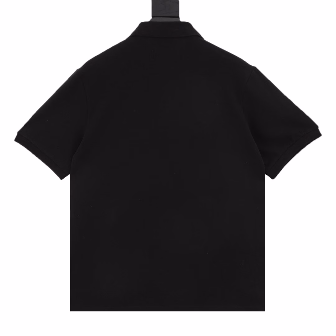 Blindfolded embroidered logo short-sleeved POLO shirtThe original 220g custom-made beaded floor fabric is adopted, with threads in the same cylinder, fixed dyeing, matching checks and patterns, and zero color difference. The original buttons are custom-made in a 1:1 mold, and the collar color and size ratio are restored to the original. Exclusive quality distinguishes currency. Welcome to compare.