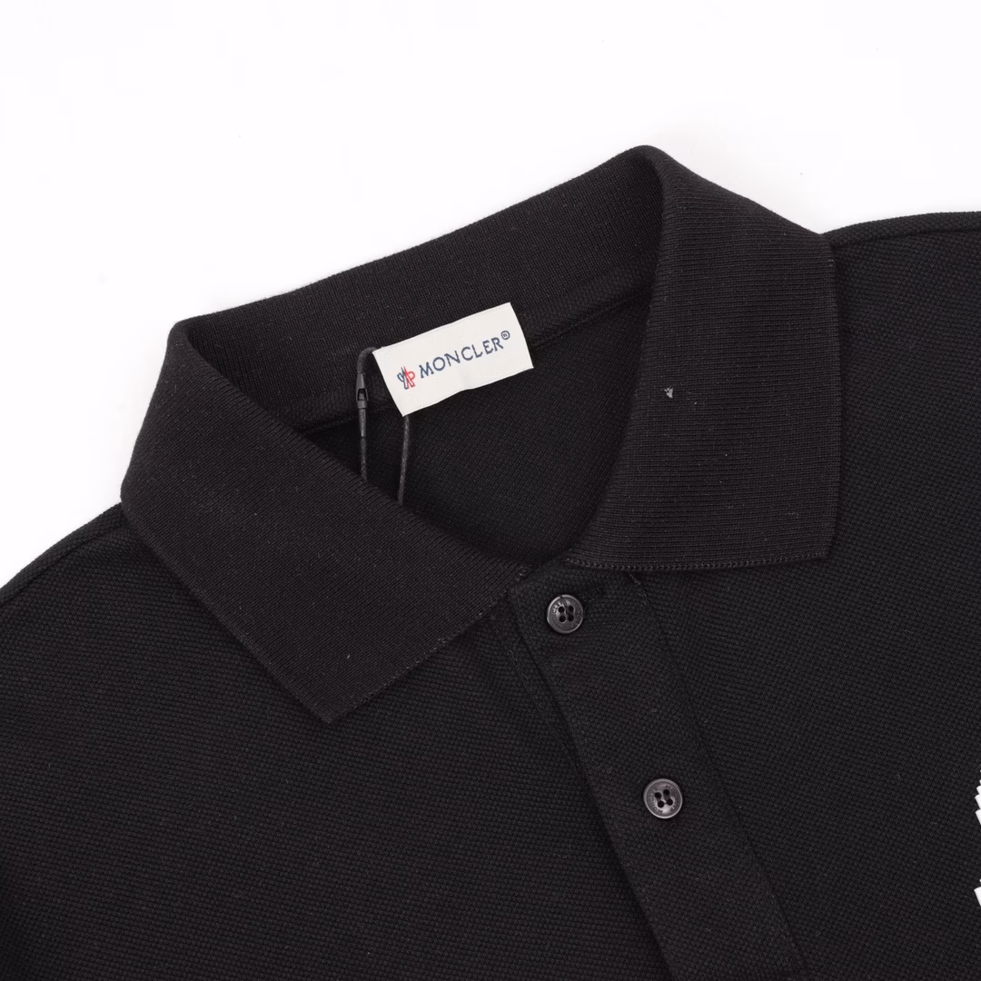 Blindfolded embroidered logo short-sleeved POLO shirtThe original 220g custom-made beaded floor fabric is adopted, with threads in the same cylinder, fixed dyeing, matching checks and patterns, and zero color difference. The original buttons are custom-made in a 1:1 mold, and the collar color and size ratio are restored to the original. Exclusive quality distinguishes currency. Welcome to compare.