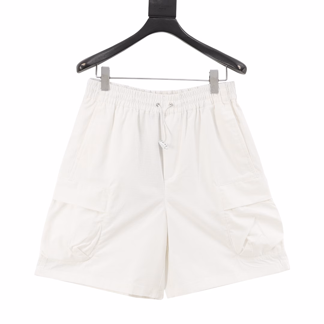 Gucci's white casual sports shorts with red and green letter prints on the backYB purchased a pattern, made of custom cotton fabric, which is comfortable, soft, skin-friendly and breathable. The front has a slanted pocket and a large flip pocket. The design is simple, with elastic bands for the waist circumference. The white drawstring is paired with engraved hardware. The back is covered with fabric pocket details, decorated with red and green stripe prints and brand letters. It can be matched with various types of clothing to create a fashionable look. Custom accessories are available. All three labels are complete. It is suitable for both men and women!