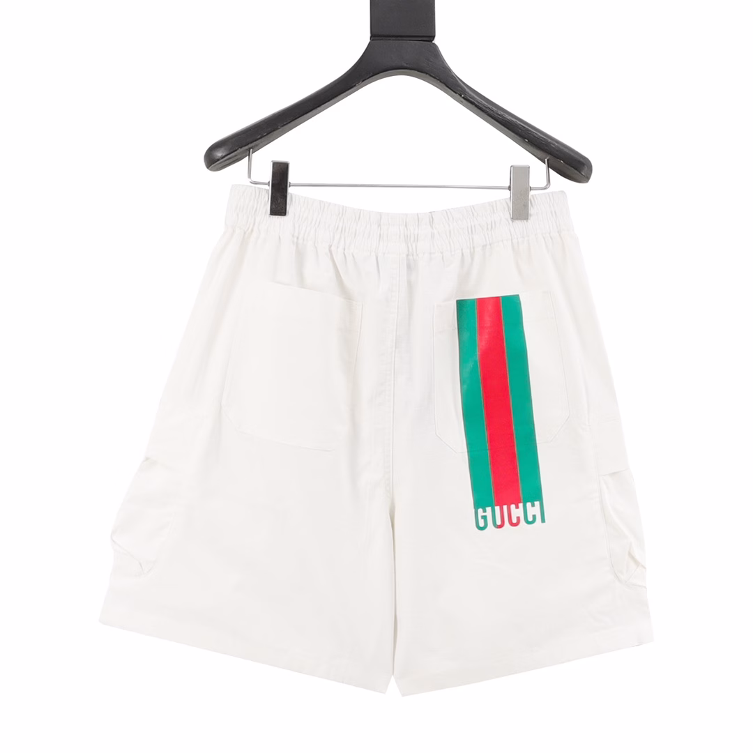 Gucci's white casual sports shorts with red and green letter prints on the backYB purchased a pattern, made of custom cotton fabric, which is comfortable, soft, skin-friendly and breathable. The front has a slanted pocket and a large flip pocket. The design is simple, with elastic bands for the waist circumference. The white drawstring is paired with engraved hardware. The back is covered with fabric pocket details, decorated with red and green stripe prints and brand letters. It can be matched with various types of clothing to create a fashionable look. Custom accessories are available. All three labels are complete. It is suitable for both men and women!