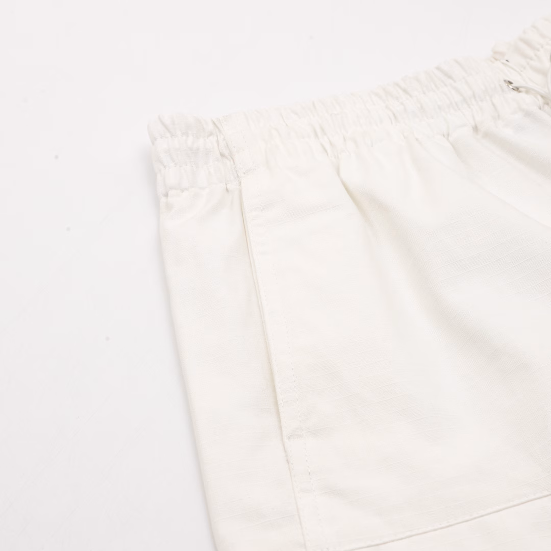 Gucci's white casual sports shorts with red and green letter prints on the backYB purchased a pattern, made of custom cotton fabric, which is comfortable, soft, skin-friendly and breathable. The front has a slanted pocket and a large flip pocket. The design is simple, with elastic bands for the waist circumference. The white drawstring is paired with engraved hardware. The back is covered with fabric pocket details, decorated with red and green stripe prints and brand letters. It can be matched with various types of clothing to create a fashionable look. Custom accessories are available. All three labels are complete. It is suitable for both men and women!