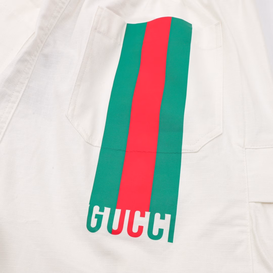 Gucci's white casual sports shorts with red and green letter prints on the backYB purchased a pattern, made of custom cotton fabric, which is comfortable, soft, skin-friendly and breathable. The front has a slanted pocket and a large flip pocket. The design is simple, with elastic bands for the waist circumference. The white drawstring is paired with engraved hardware. The back is covered with fabric pocket details, decorated with red and green stripe prints and brand letters. It can be matched with various types of clothing to create a fashionable look. Custom accessories are available. All three labels are complete. It is suitable for both men and women!