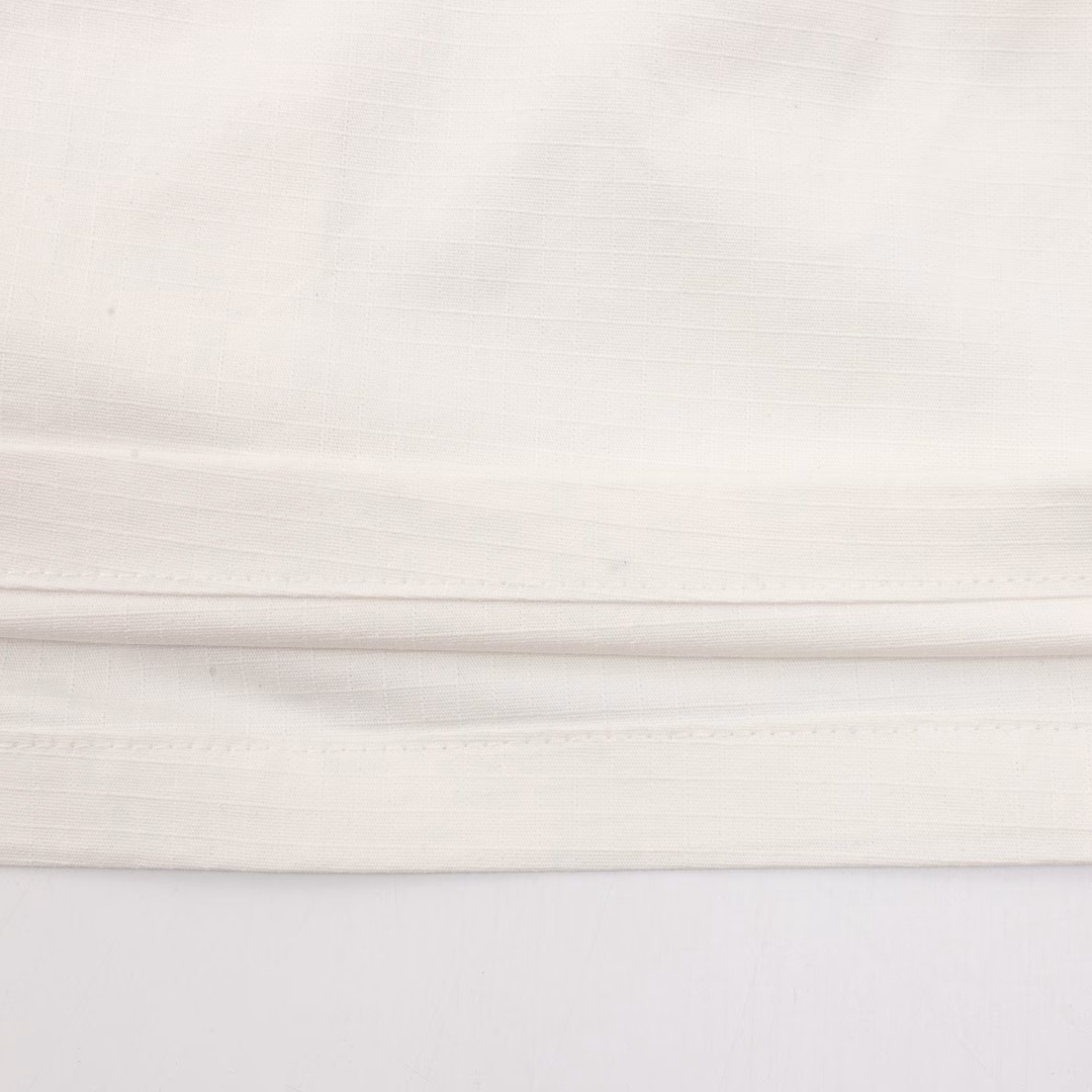 Gucci's white casual sports shorts with red and green letter prints on the backYB purchased a pattern, made of custom cotton fabric, which is comfortable, soft, skin-friendly and breathable. The front has a slanted pocket and a large flip pocket. The design is simple, with elastic bands for the waist circumference. The white drawstring is paired with engraved hardware. The back is covered with fabric pocket details, decorated with red and green stripe prints and brand letters. It can be matched with various types of clothing to create a fashionable look. Custom accessories are available. All three labels are complete. It is suitable for both men and women!