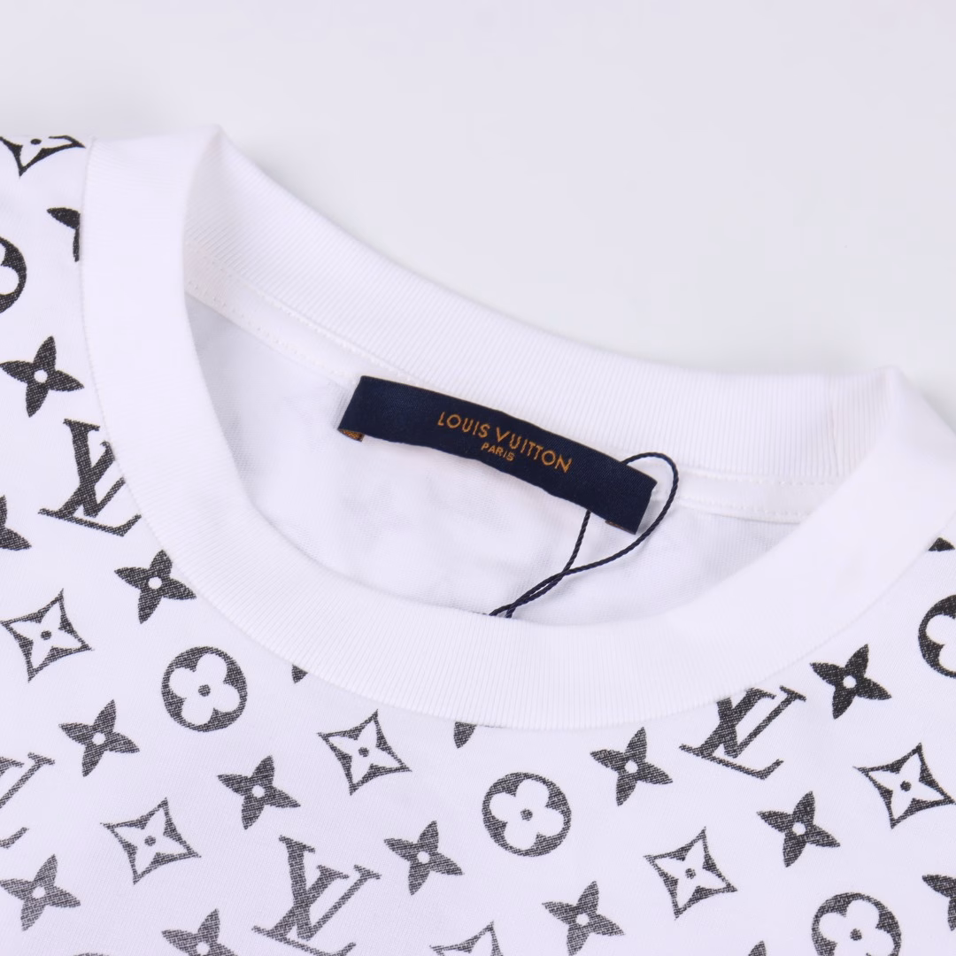 Louis Vuitton short-sleeved T-shirt with full gradient letter printCustomized 260g pure cotton combed fabric is breathable, comfortable and easy to clean, with digital printing technologyThe monogram logo element looks very high-end and elegantWhen going out, the first choice is to pair it with a full set of 1:1 custom-made accessories for both men and women. The three standards of water-washed wheat are complete
