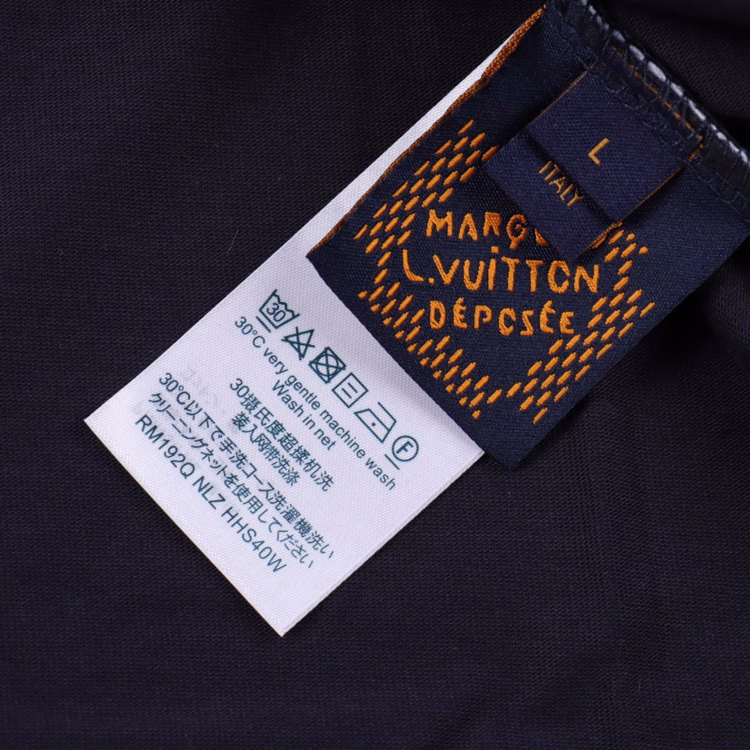 Louis Vuitton short-sleeved T-shirt with full gradient letter printCustomized 260g pure cotton combed fabric is breathable, comfortable and easy to clean, with digital printing technologyThe monogram logo element looks very high-end and elegantWhen going out, the first choice is to pair it with a full set of 1:1 custom-made accessories for both men and women. The three standards of water-washed wheat are complete