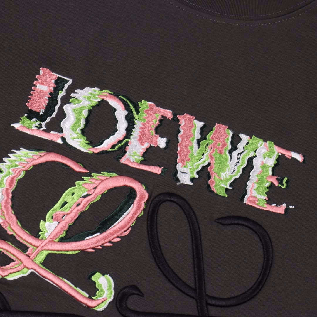 Roewe 25SS Colorful embroidered short-sleeved T-shirtThe fabric is made of custom-made 240g 26-count extra smooth double-ply fine cotton plain weave high-density dust-free all-cotton fabric. The front frame is thickened with high density, the stitching is smooth, the OEM quality, and a full set of customized auxiliary materials.