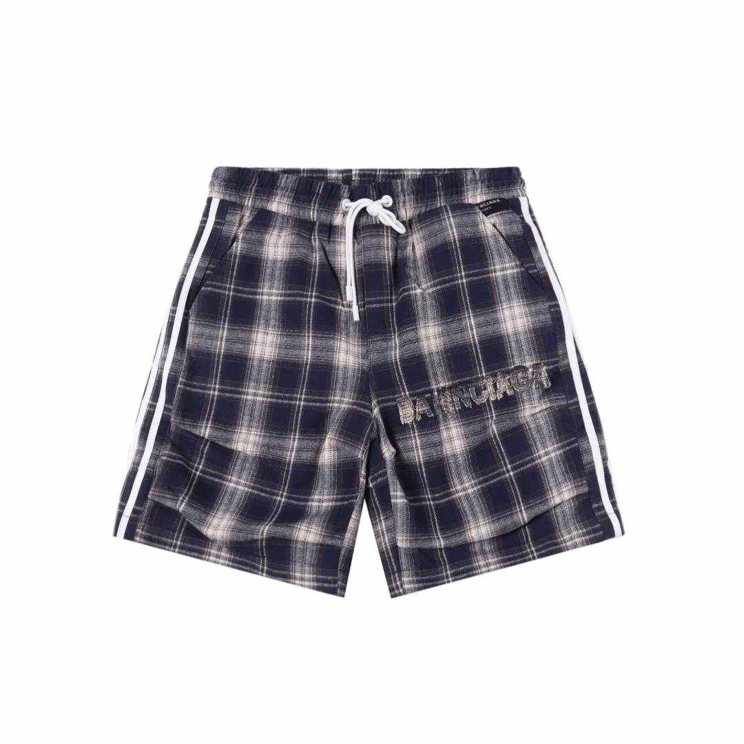 Balenciaga checkered letter embroidered striped shortsThe fabric is custom-made from the original version, which is very time-consuming and made of waste materials. The density and hand feel are consistent with the original version. The combination of elastic and tight waists makes it easy to adjust the waist circumference. The black webbed design is splicing on the side, which serves as the finishing touch of the entire pair of pants, making it more personalized and high-end. The loose wide-leg style makes you look like long legs in an instant when wearing it. The soft and fine hand feel makes it very comfortable to wear, and you won't feel uncomfortable when going out. It's easy to match.